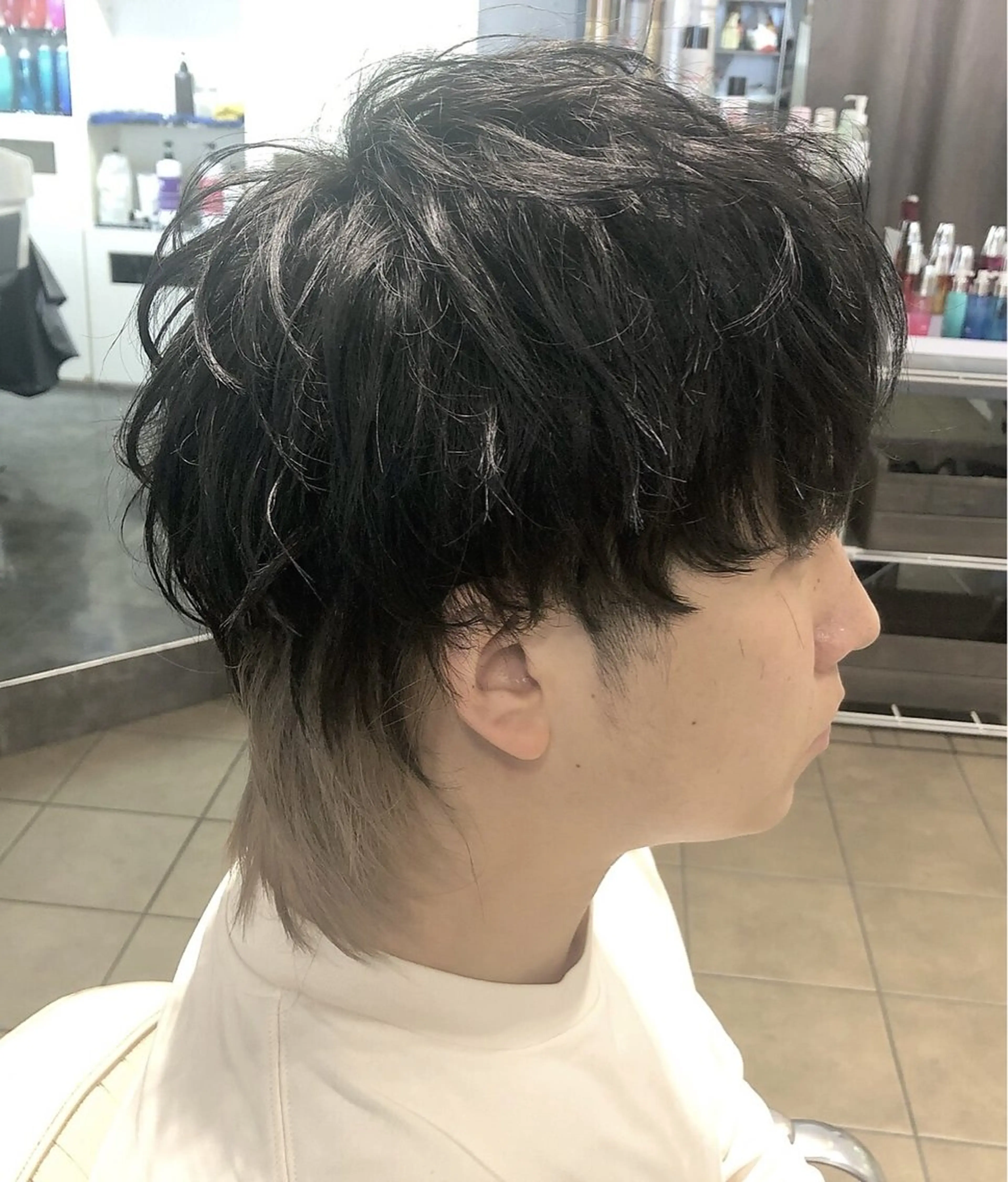 メンズ メンズインナーカラー メンズウルフカット ウルフカット ヘアカラー メンズ レイヤー ウルフ 弓木啓輔のヘアスタイル