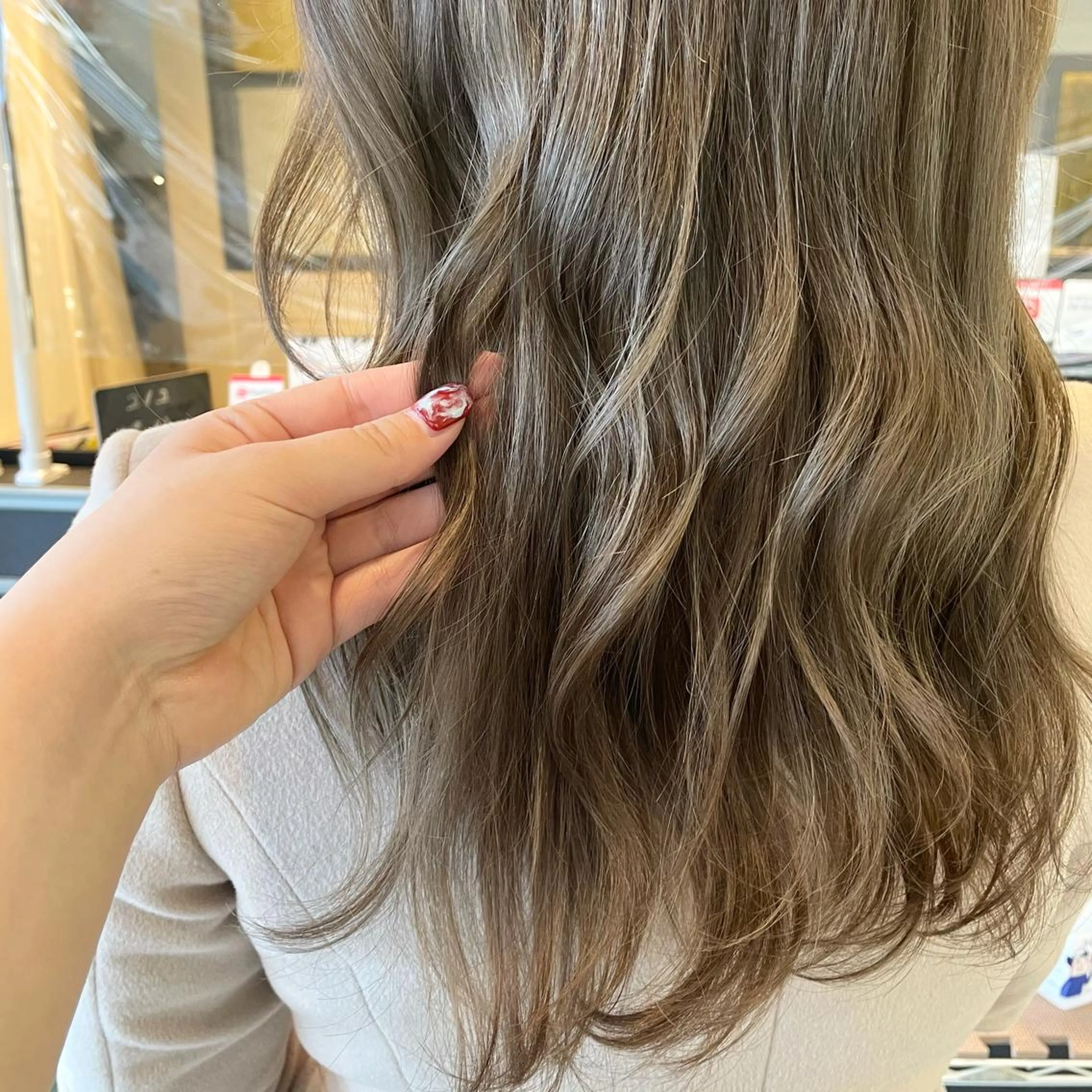 セミロング カラー スナコザワ レナのヘアスタイル