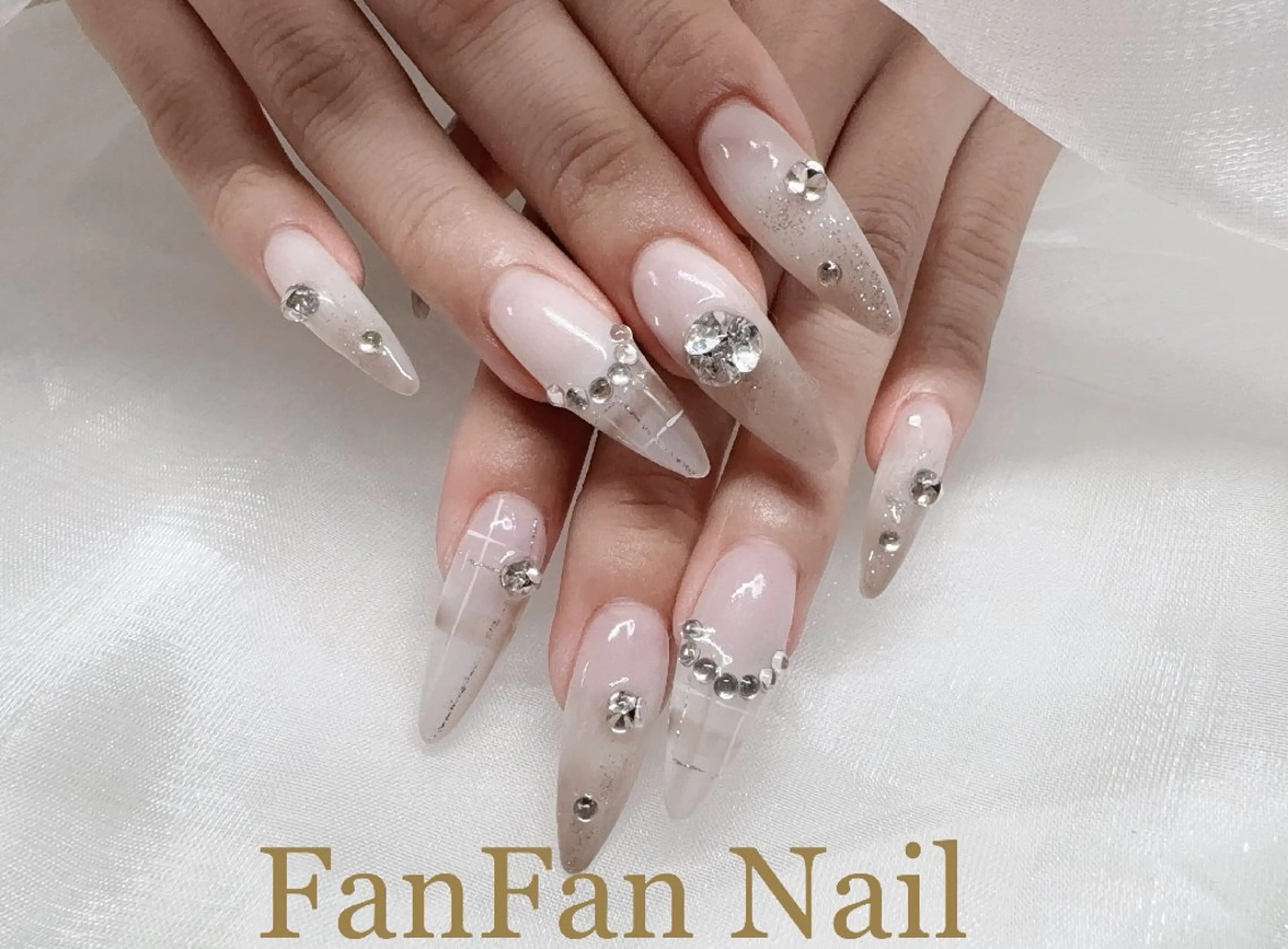 ネイル アートネイル オーロラネイル ガーリー キラキラネイル 韓国ネイル ハンドネイル Fanfan  長さ出し専門のネイルデザイン