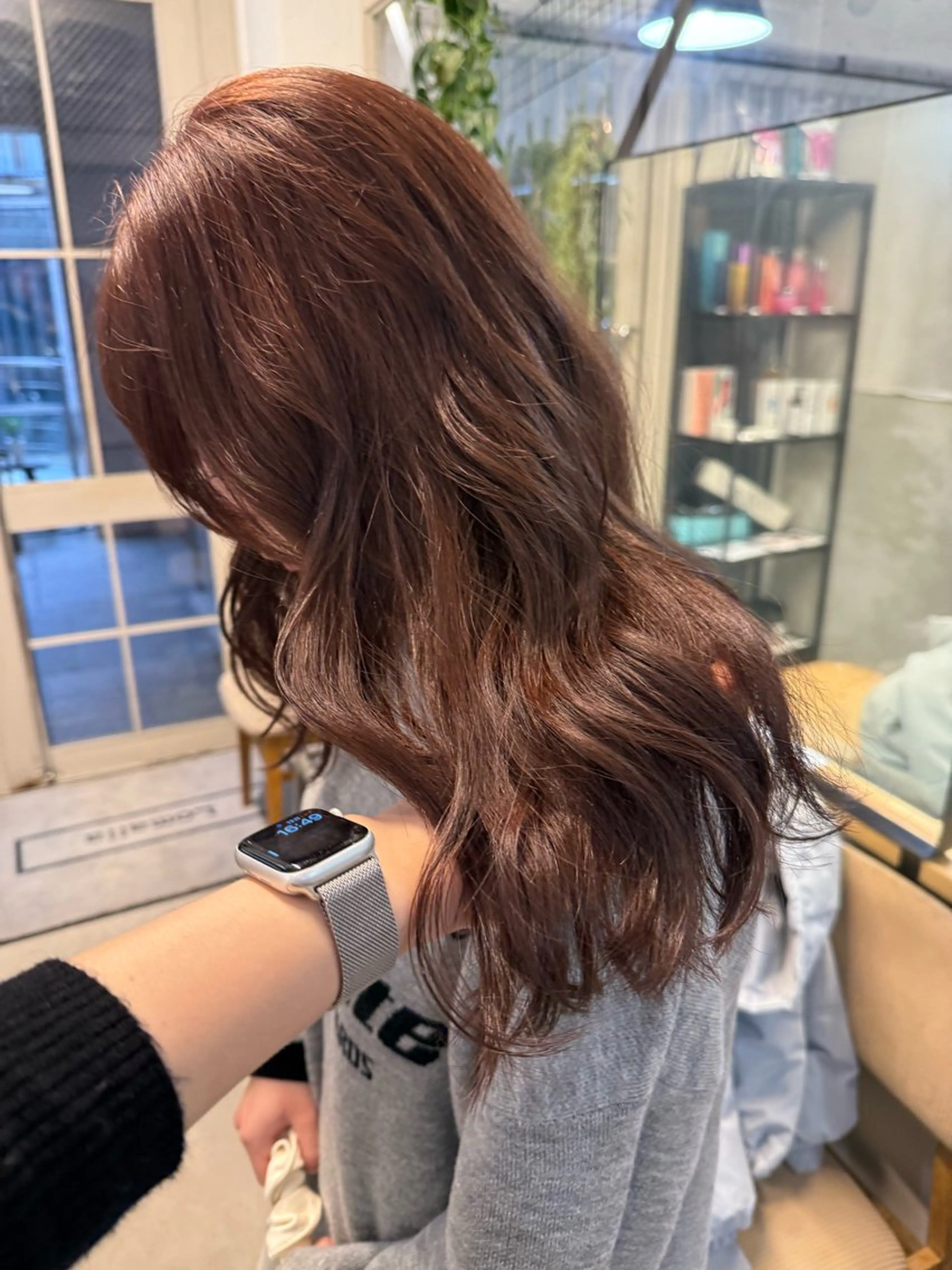 セミロング カラー ミルクティー× グレージュMOMOのヘアスタイル