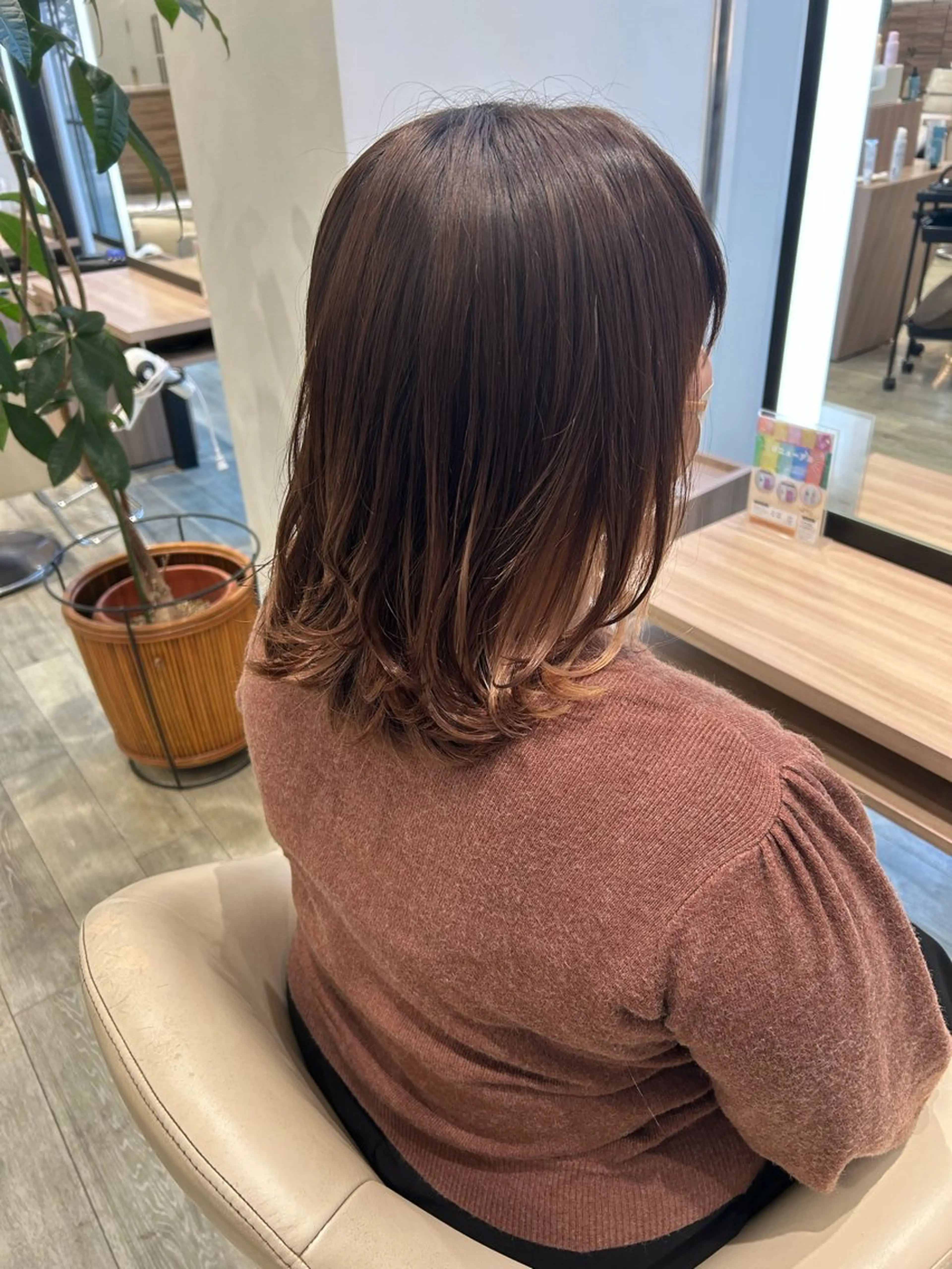 ミディアム レイヤーカット D-boy 健軍店所属・能登 彩穂のヘアスタイル