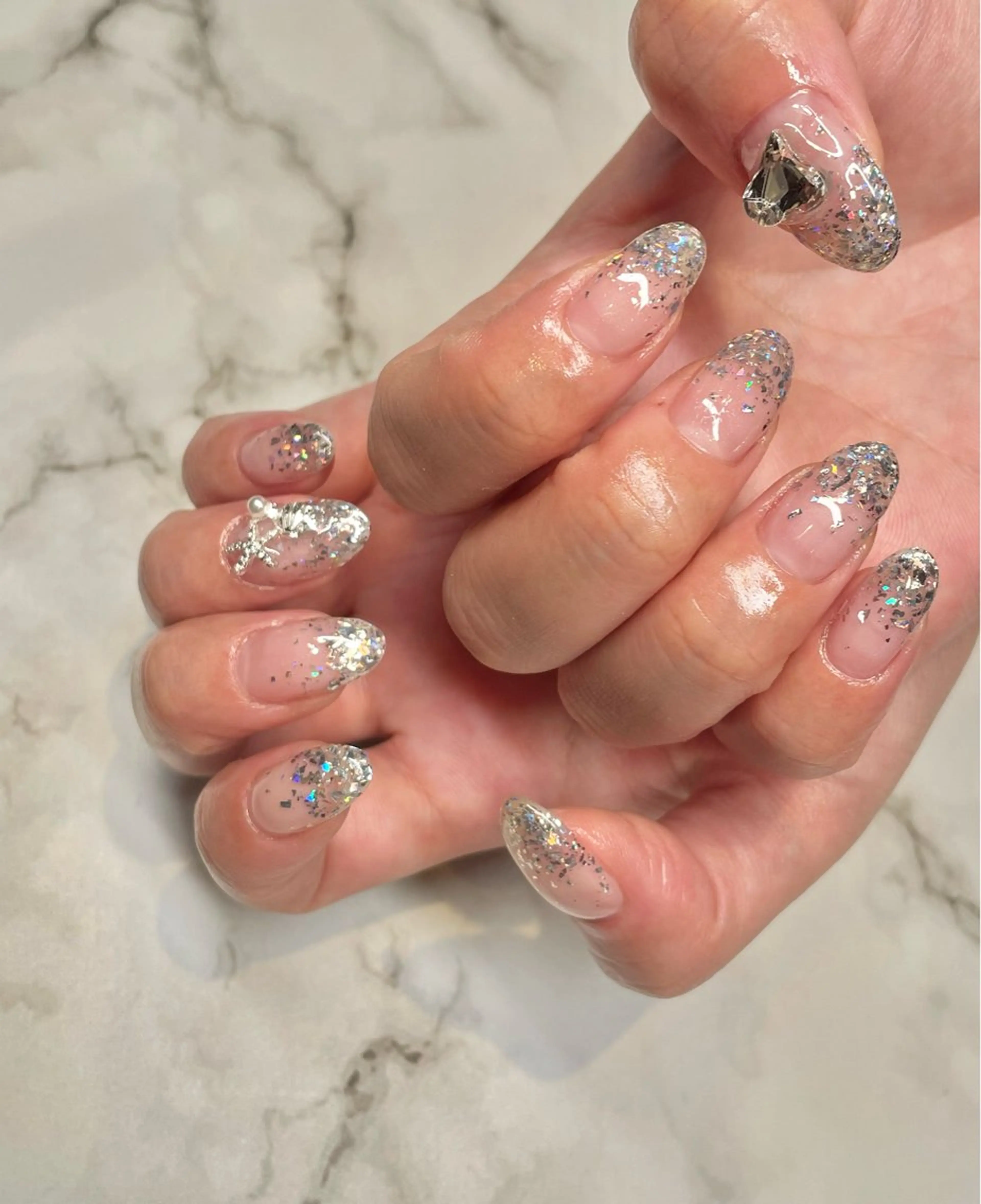 ネイル フラッシュネイル フットネイル ジェルネイル ラメ(グリッター) ラメグラデーション bea  merci所属・beamerci🌼 SHIORIのネイルデザイン
