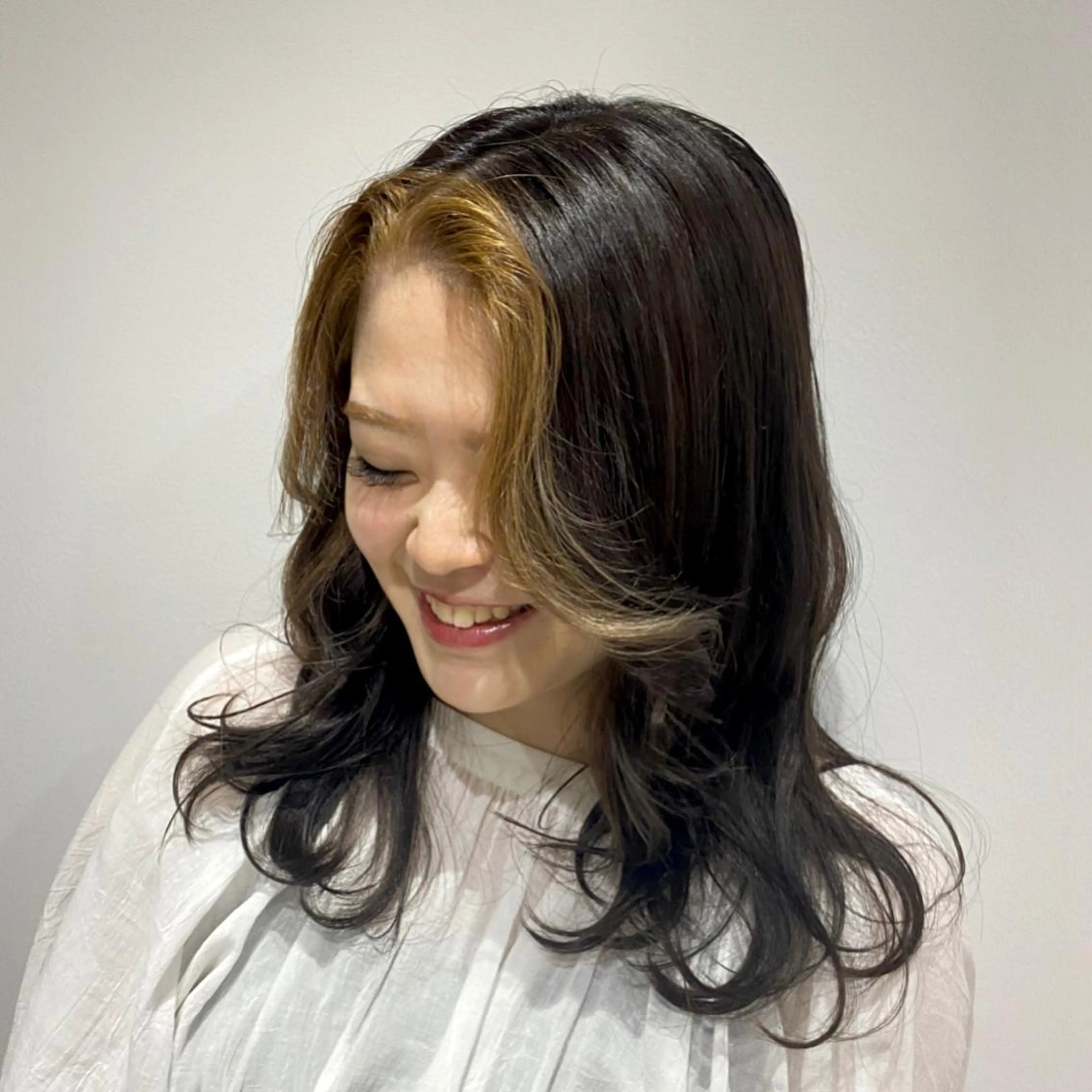 セミロング カラー youres hair東新宿店所属・新宿⌇韓国風ヘア ⌇透明感カラーのヘアスタイル