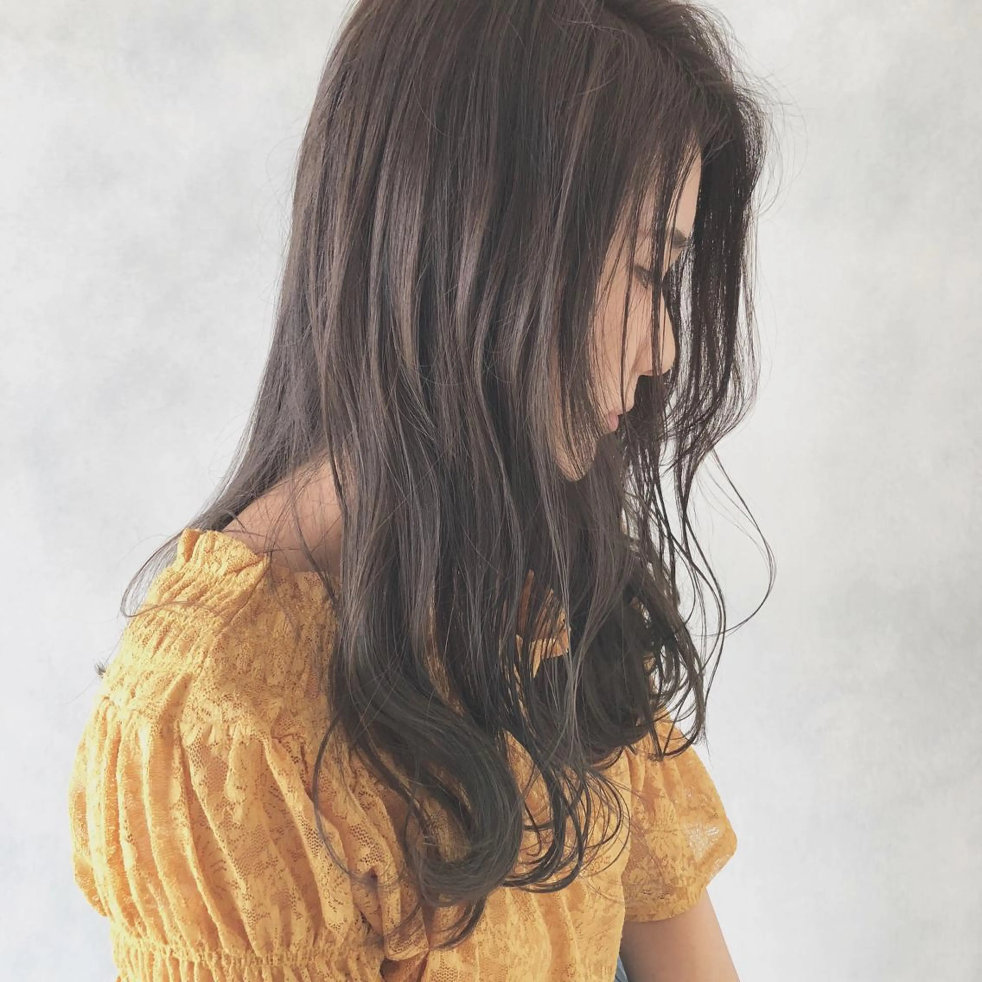 セミロング 外国人風カラー ハイライト レイヤーカット ヘアカラー トリートメント 小澤大輔 YOLO hairのヘアスタイル