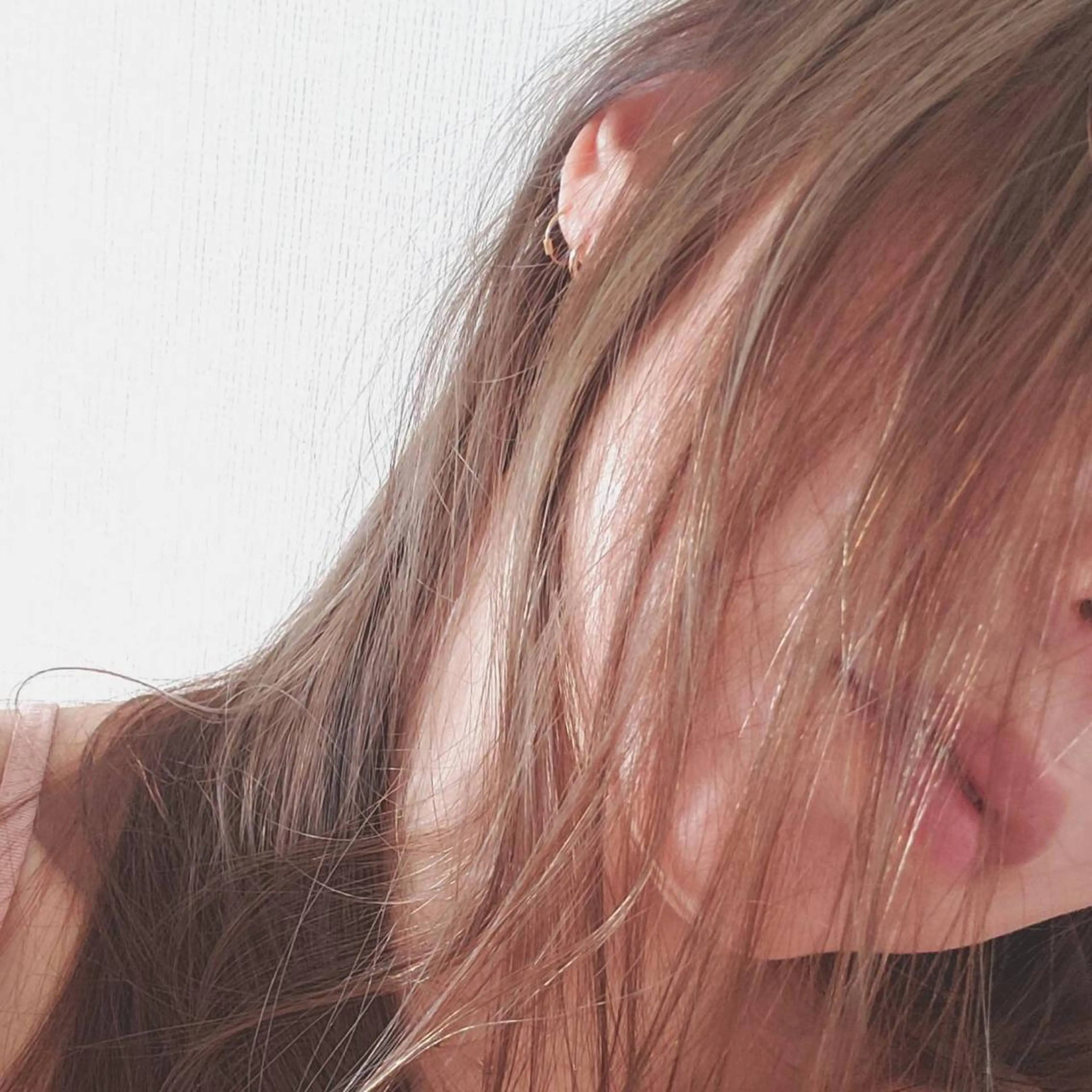 セミロング カラー ベージュカラー 透明感カラー ハイライトカラー ハイトーンカラー ハイトーンベージュ luve heart's And Be  minamisemba所属・脇坂 佳世の眉毛・アイブロウイメージ