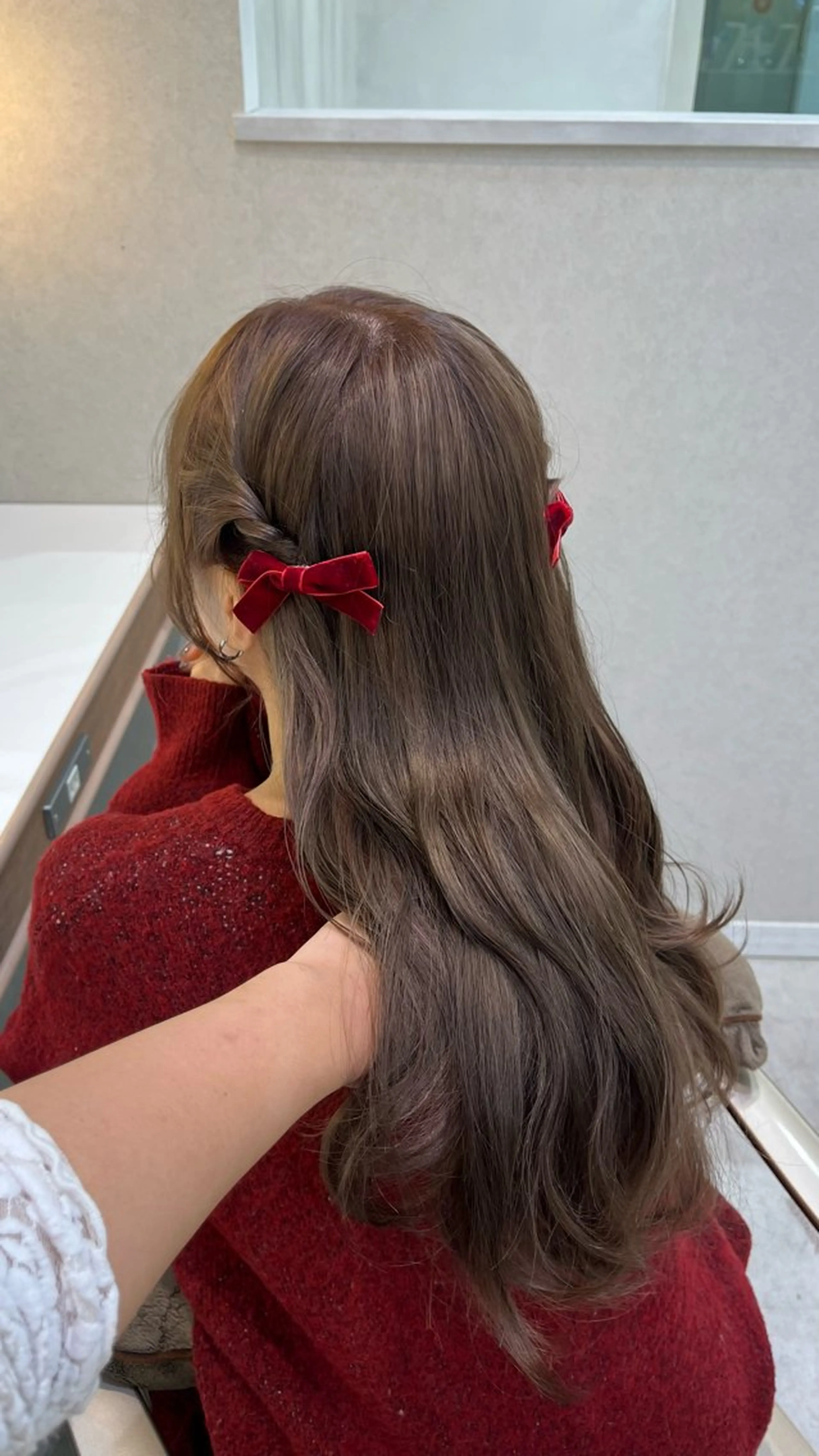 ロング カラー ベージュカラー ブリーチ 𝑴𝑰𝑨🎀赤髪 /ピンク/髪質改善のヘアスタイル