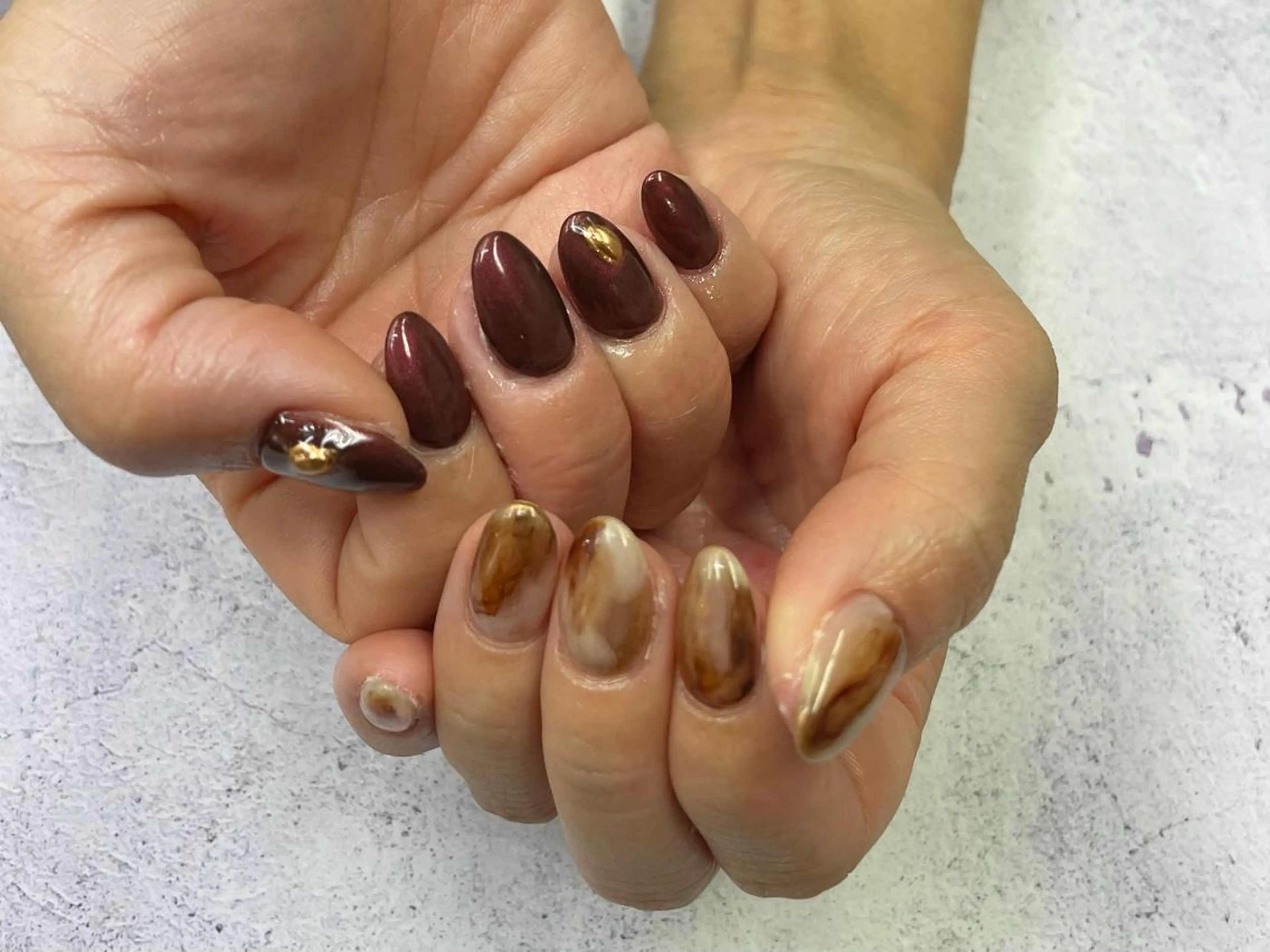 ネイル アートネイル ボルドー ジェルネイル ラメ(グリッター) ミラーネイル ハンドネイル nailstudio eviz新宿店のネイルデザイン