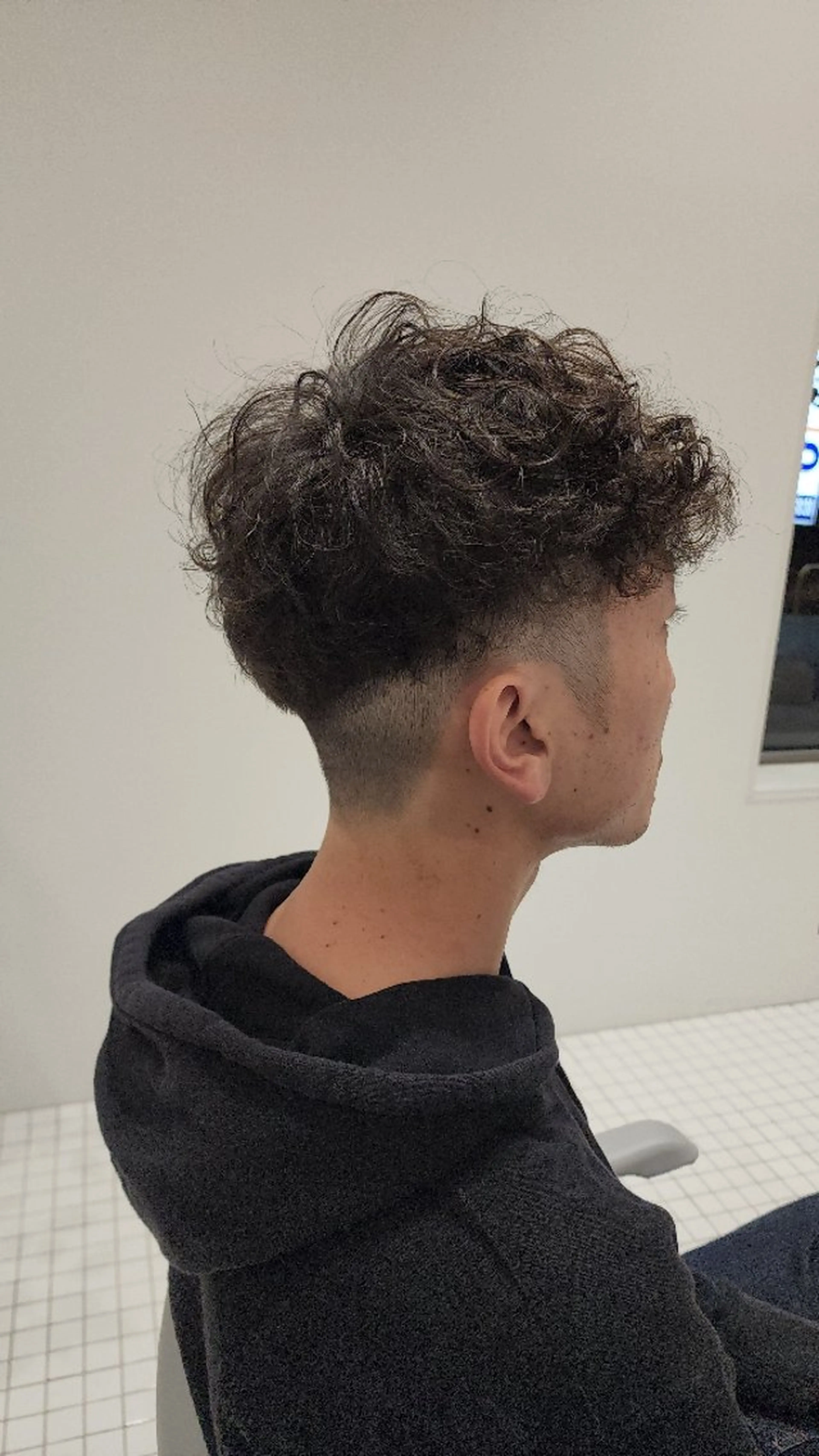 ショート パーマ メンズ メンズパーマ プードルパーマ プードルパーマ Unille ユニル所属・亀井 香澄のヘアスタイル