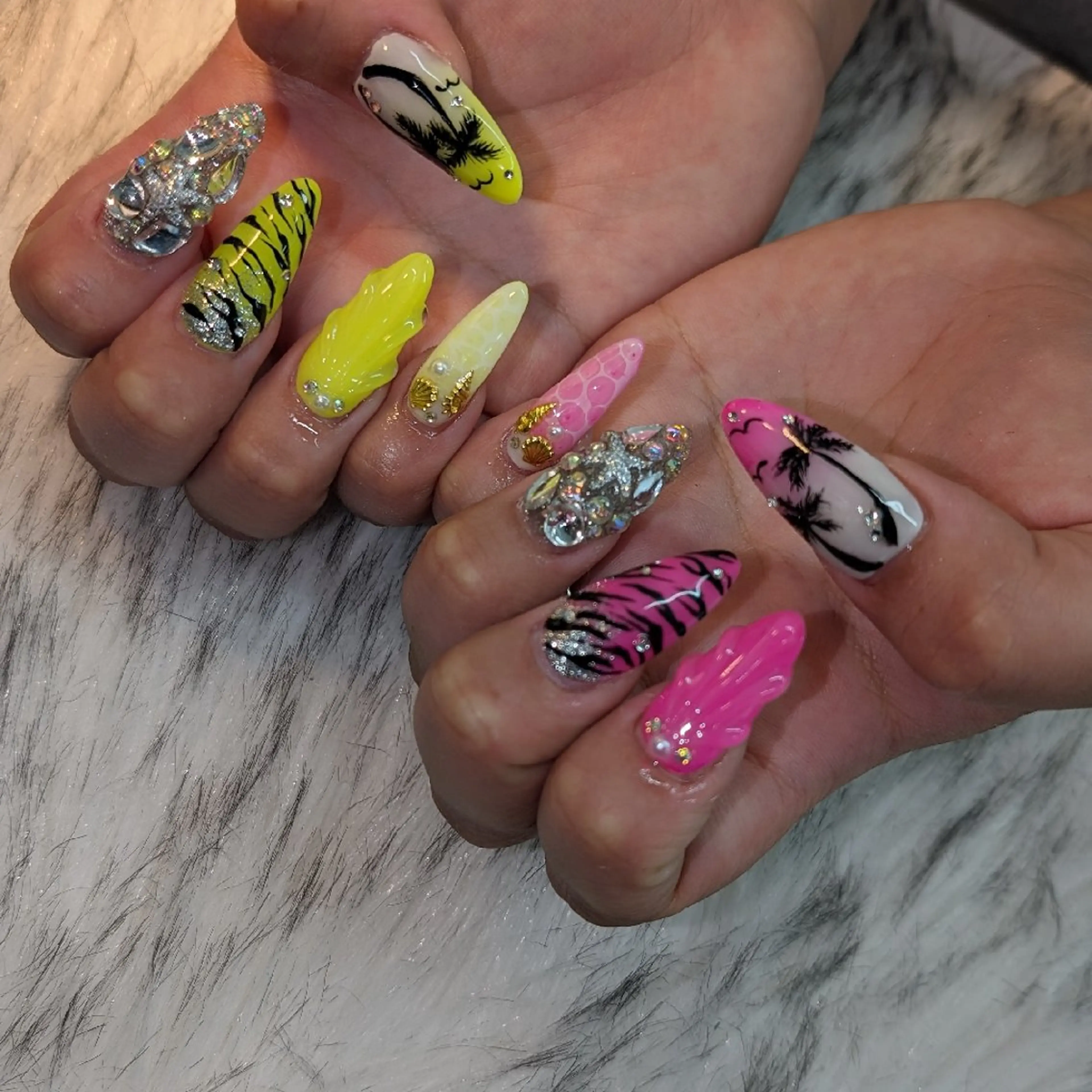 ネイル ハンドネイル RUNWAY 　　の眉毛・アイブロウイメージ