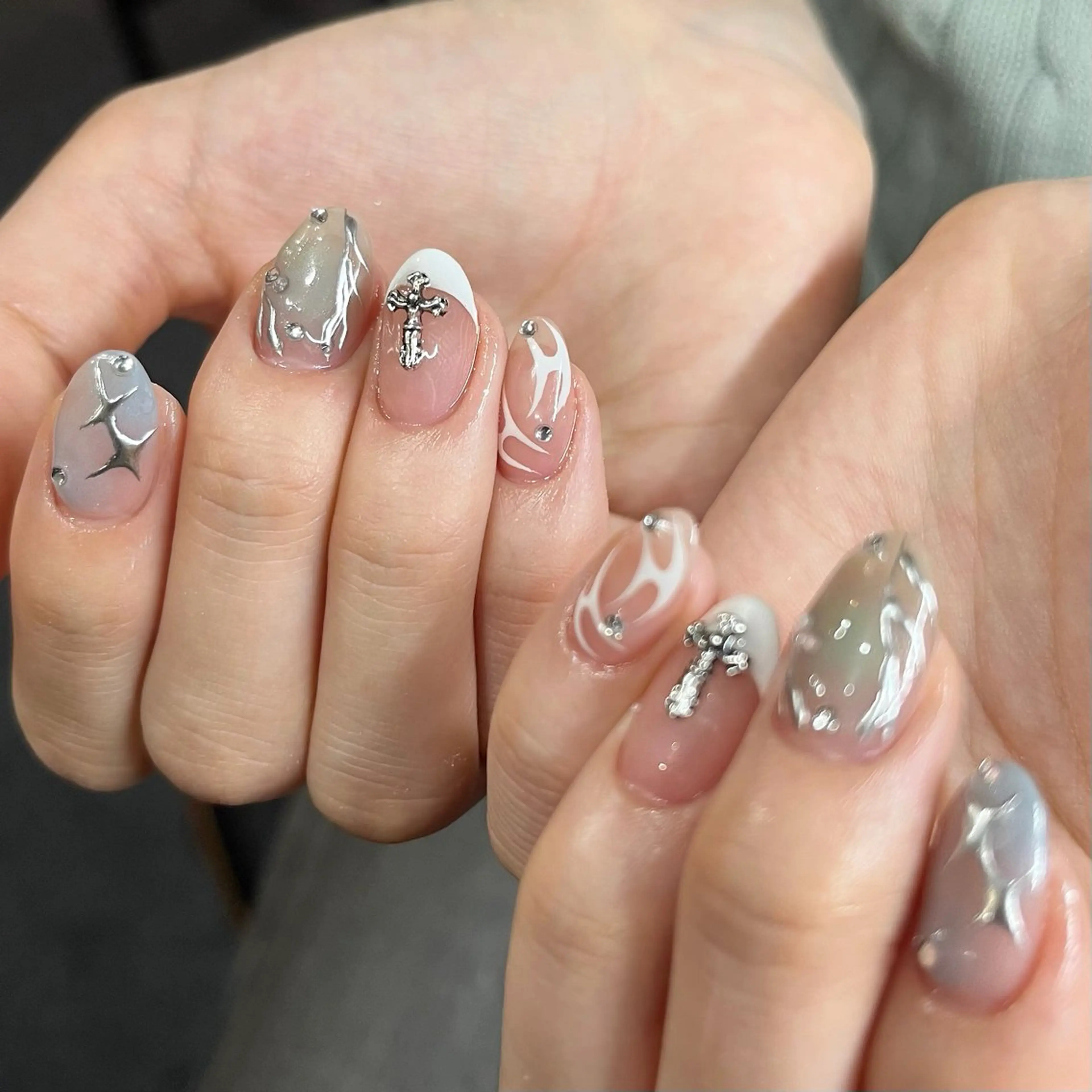 ネイル フレンチネイル キラキラネイル ミラーネイル シルバー ハンドネイル ハンドケア 🎀NAIL🎀 AI🪄︎︎◝✩のネイルデザイン