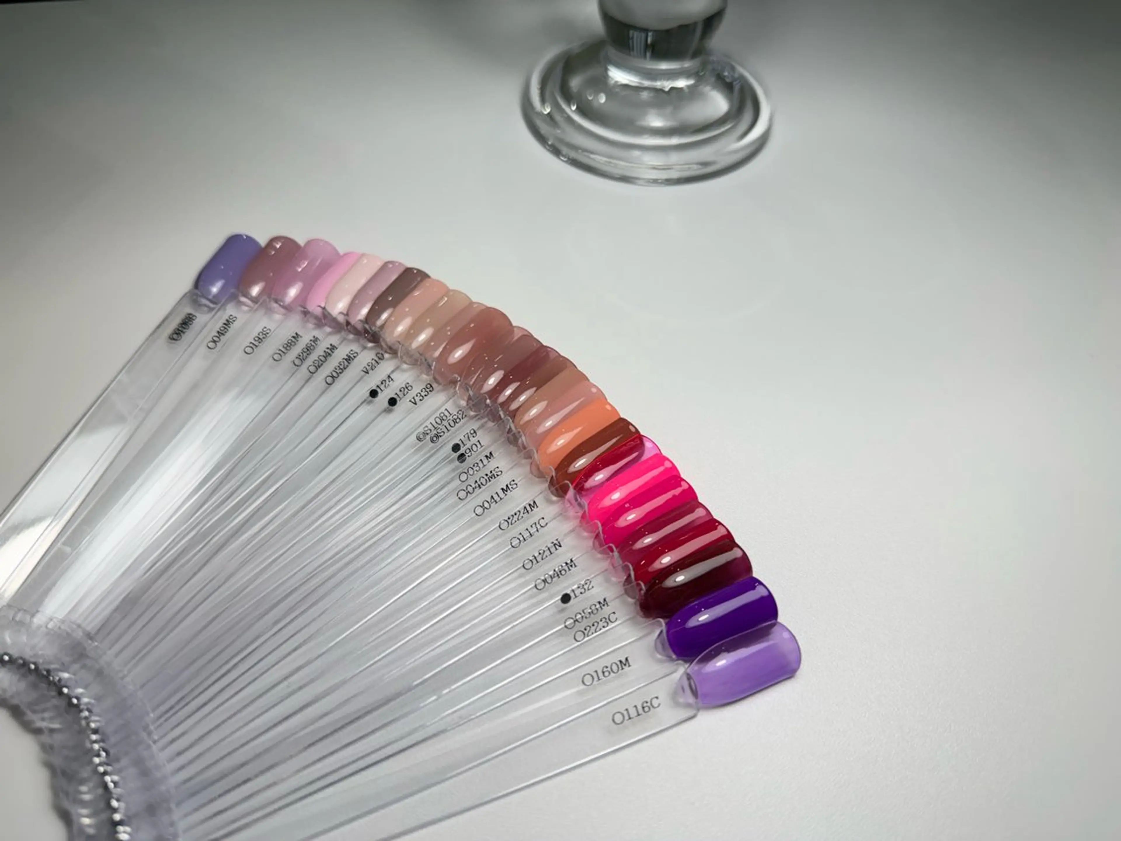 ネイル オフィスネイル ピンク ピンクベージュ パープル 赤色 ハンドネイル Plus Ewalu / mihiroのネイルデザイン