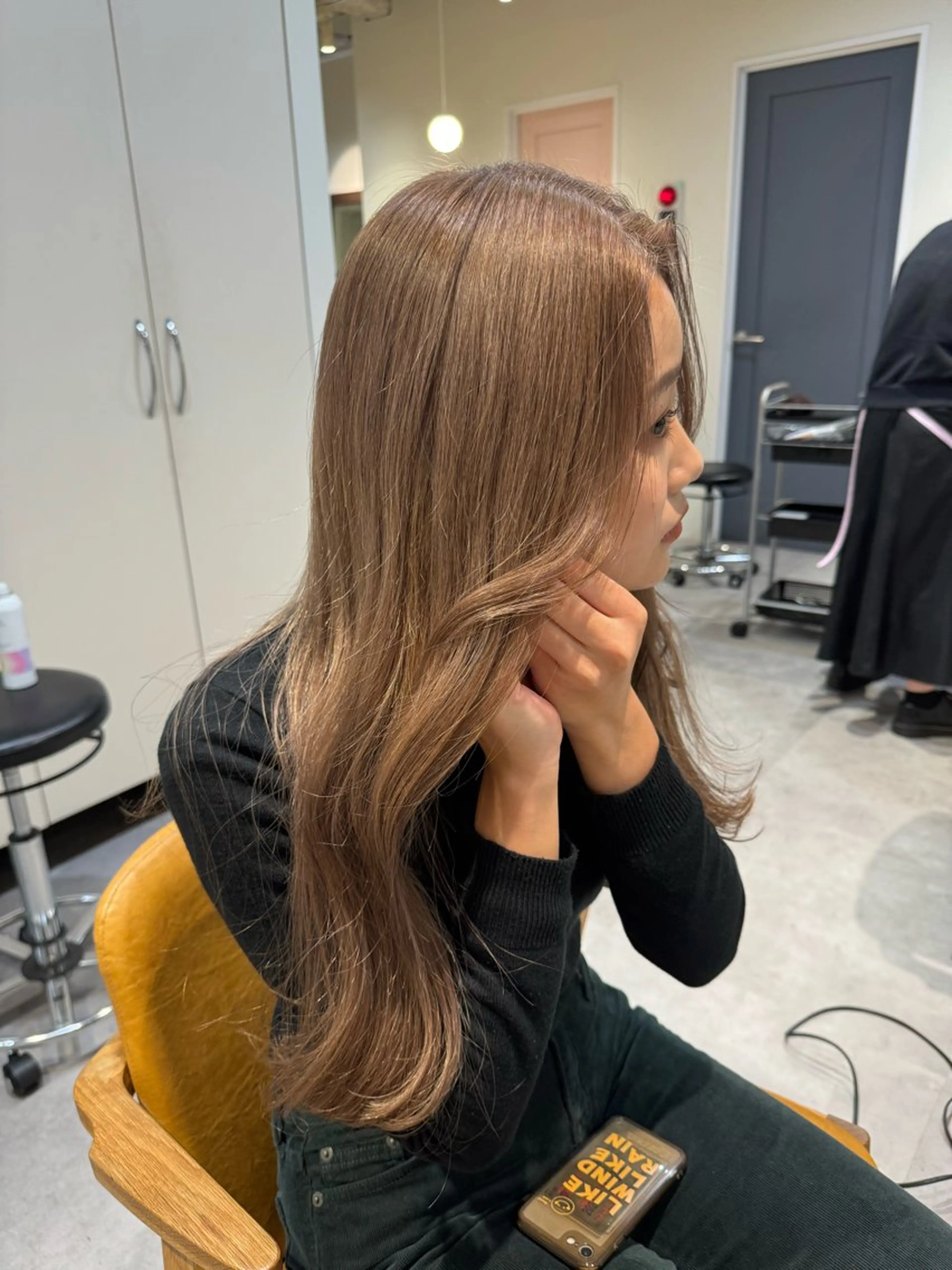 ロング カラー ベージュカラー ブリーチ ミルクティーベージュ ayaka♡ 柔らかカラーのヘアスタイル