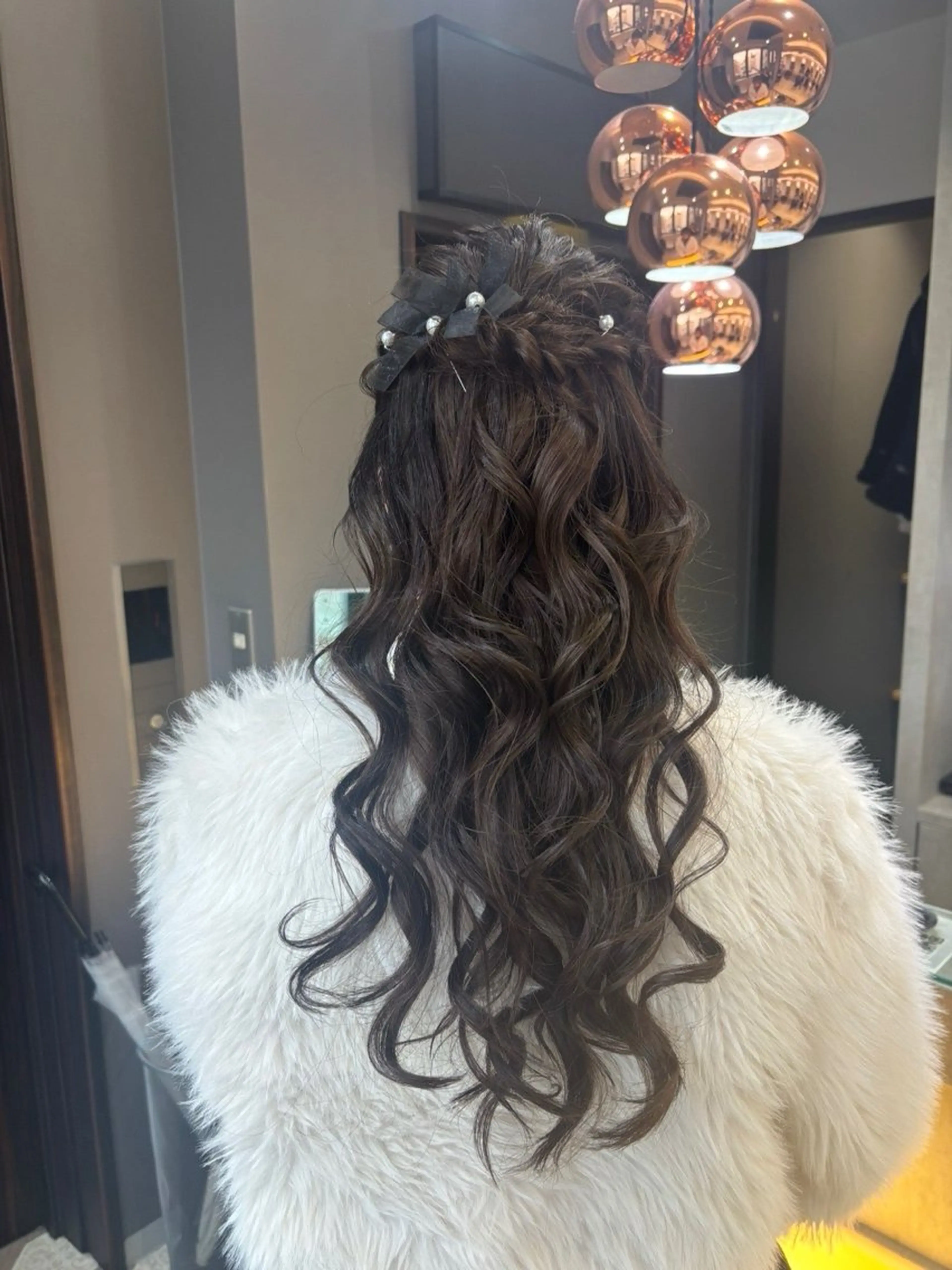 ロング 赤みなしオリーブ ハイトーン×レイヤーのヘアスタイル