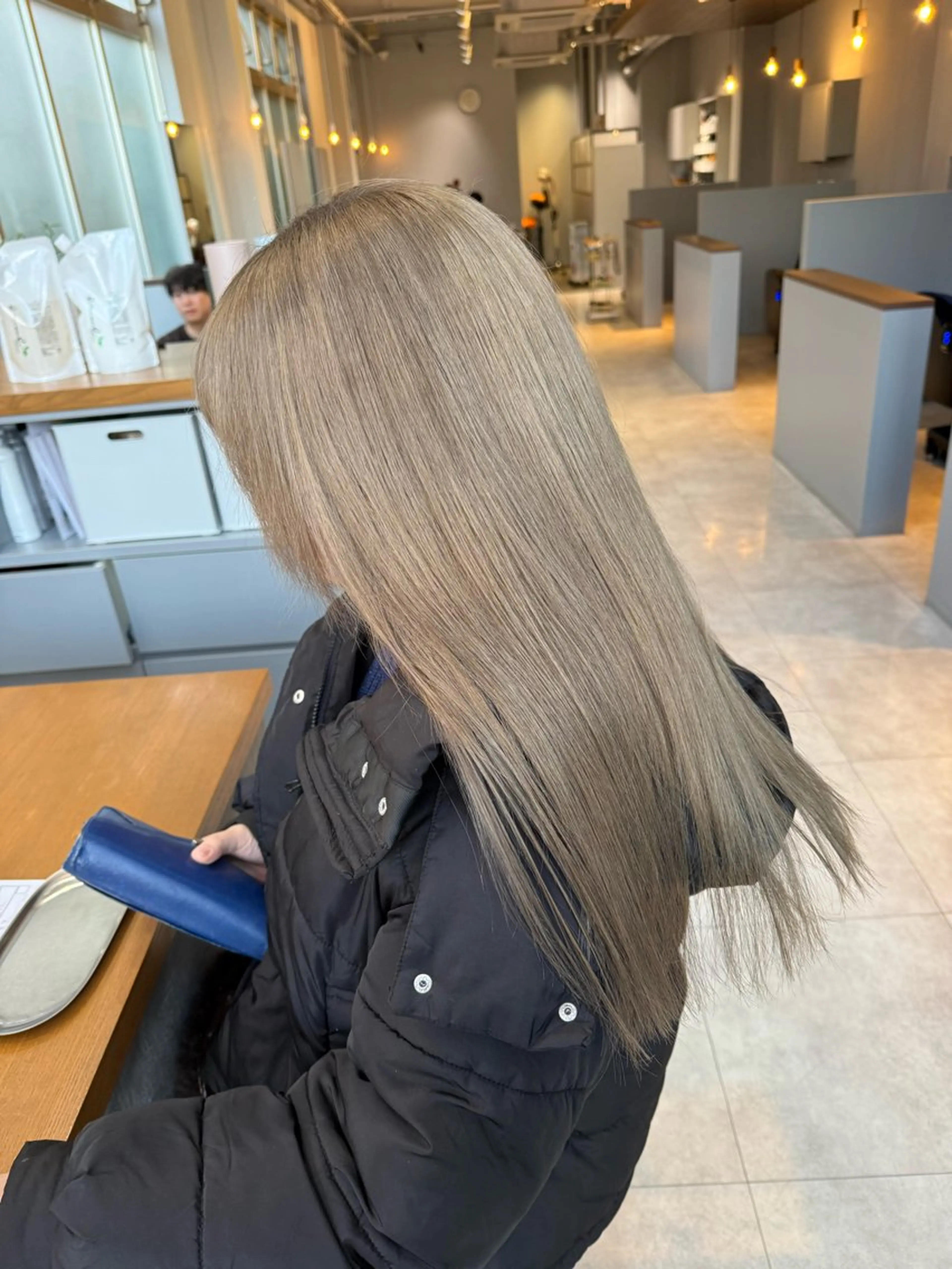 ロング カラー ベージュカラー ホワイトベージュ カット ヘアカラー エマ ピボット 中川店所属・富原崇太/透明感カラ ー/レイヤーカットのヘアスタイル