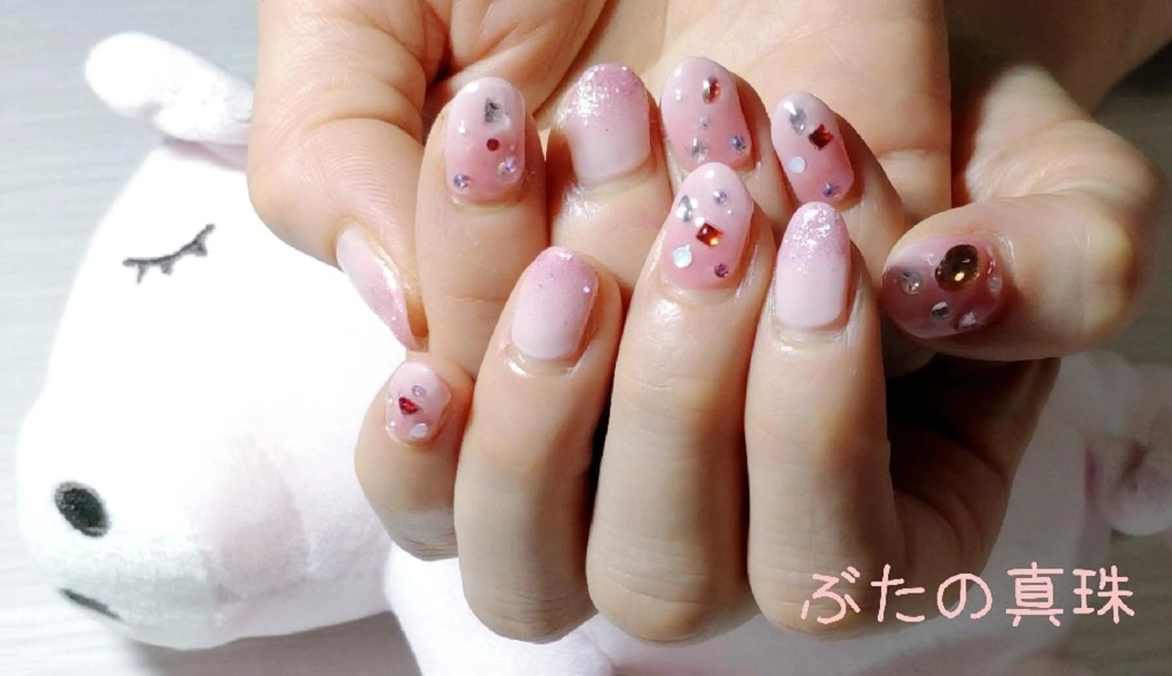ネイル キラキラネイル ピンク 赤色 ハンドネイル 林 珠里のネイルデザイン