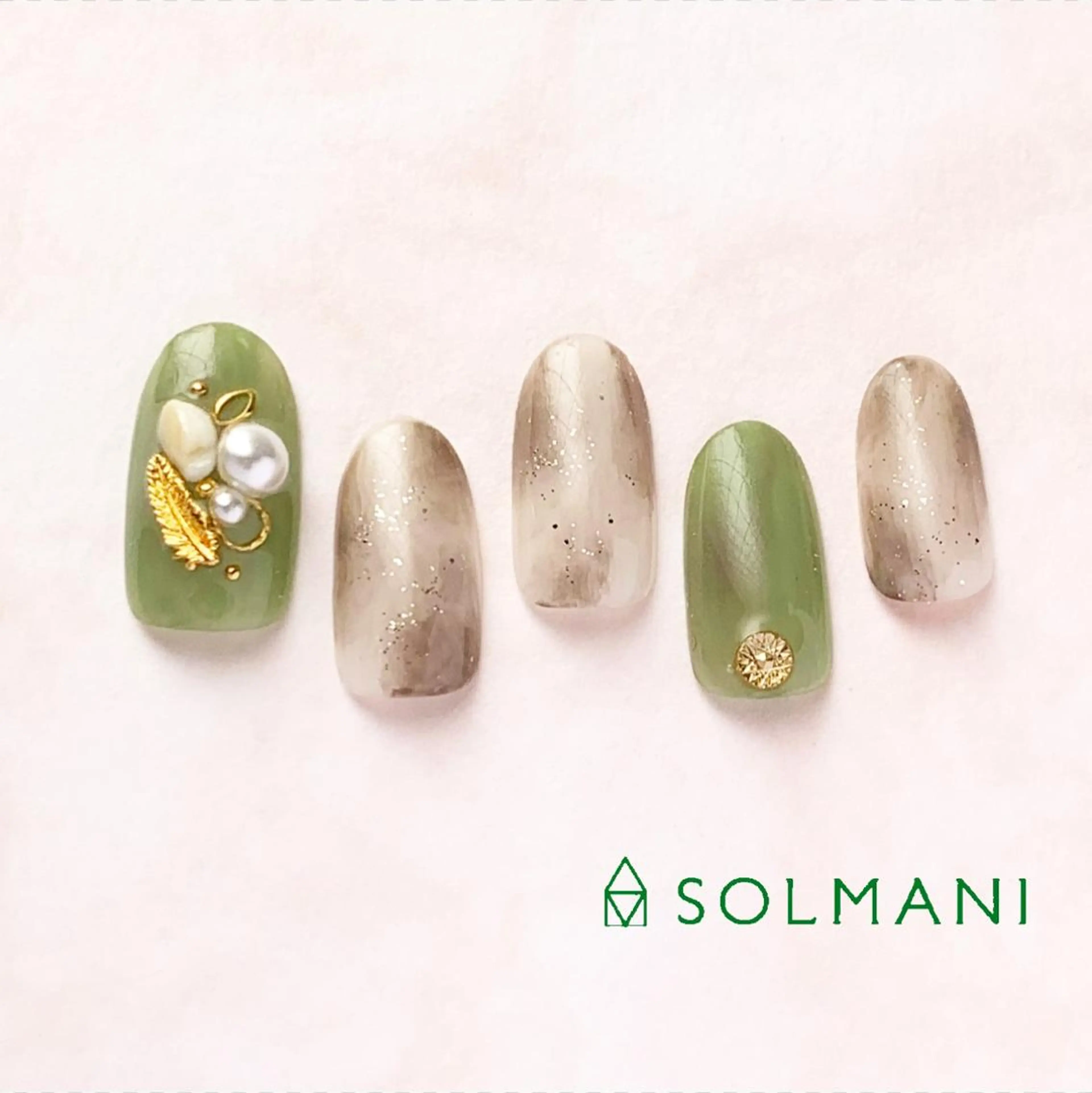 ネイル べっ甲ネイル ホワイト SOLMANI 予約担当のネイルデザイン