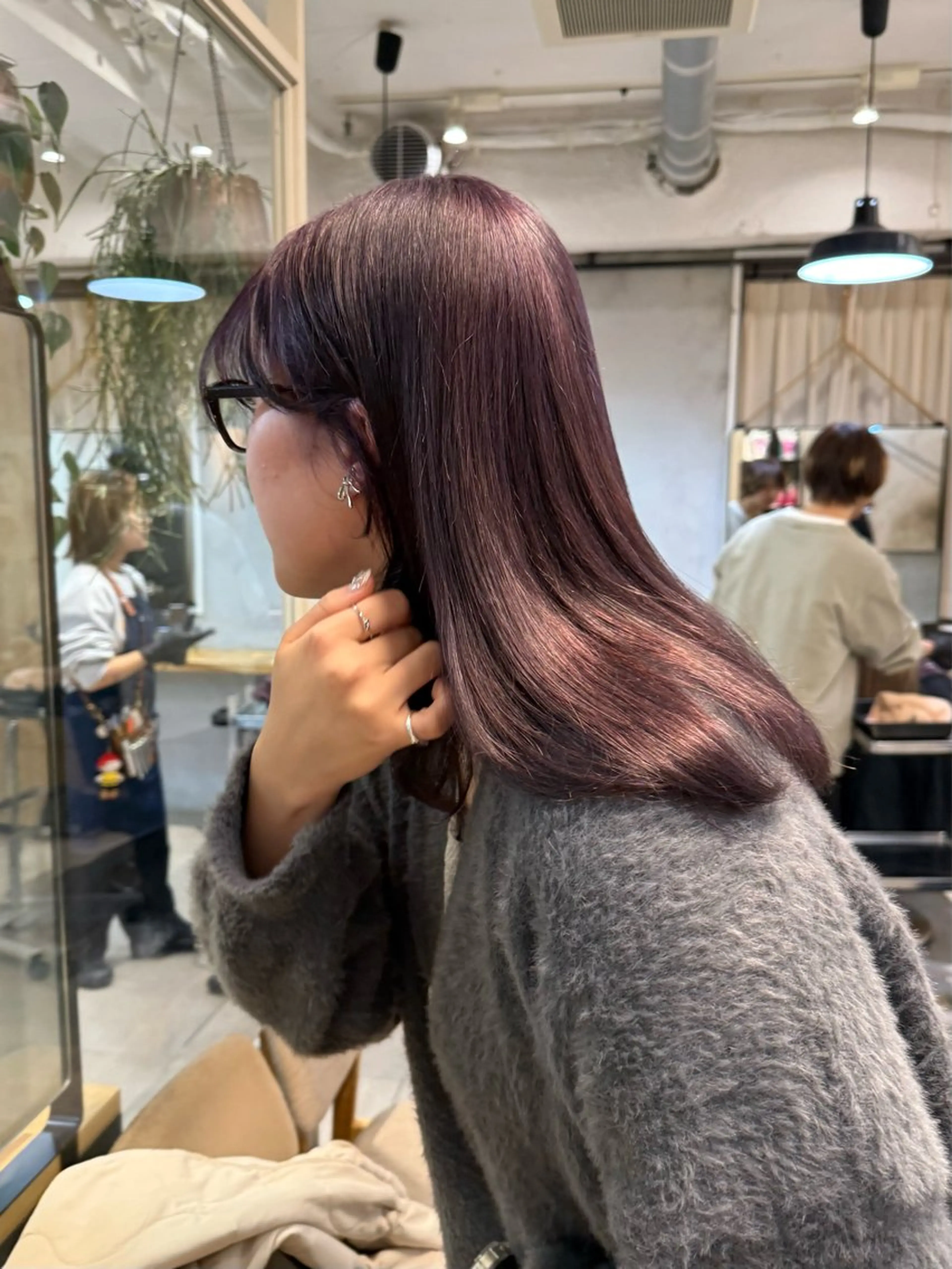 セミロング カラー ミルクティー× グレージュMOMOのヘアスタイル