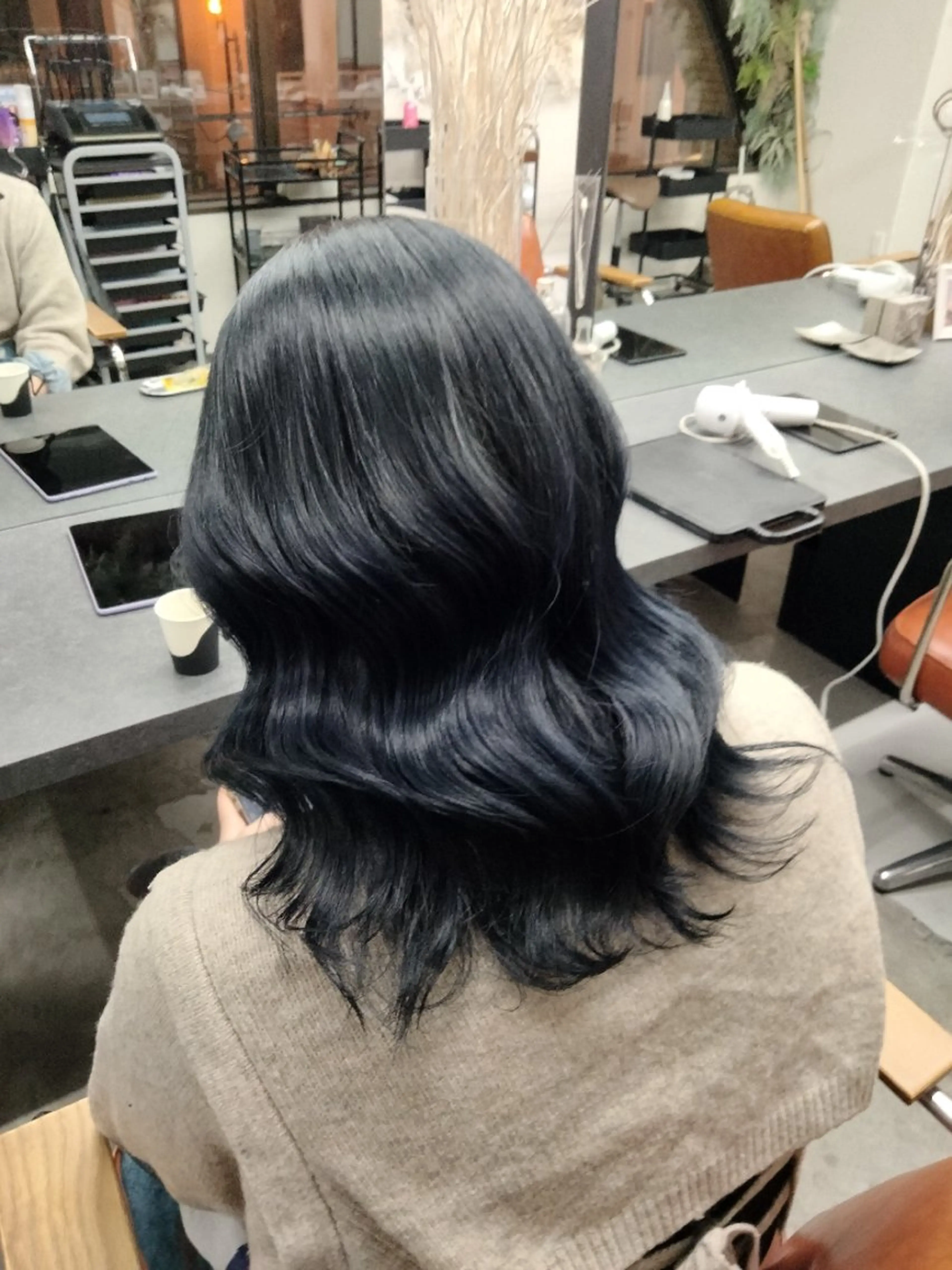 ミディアム カラー 黒髪 ブルーカラー ブルーブラック カット ヘアカラー Hair room nico...所属・nico麻生　長谷川 裕月のヘアスタイル