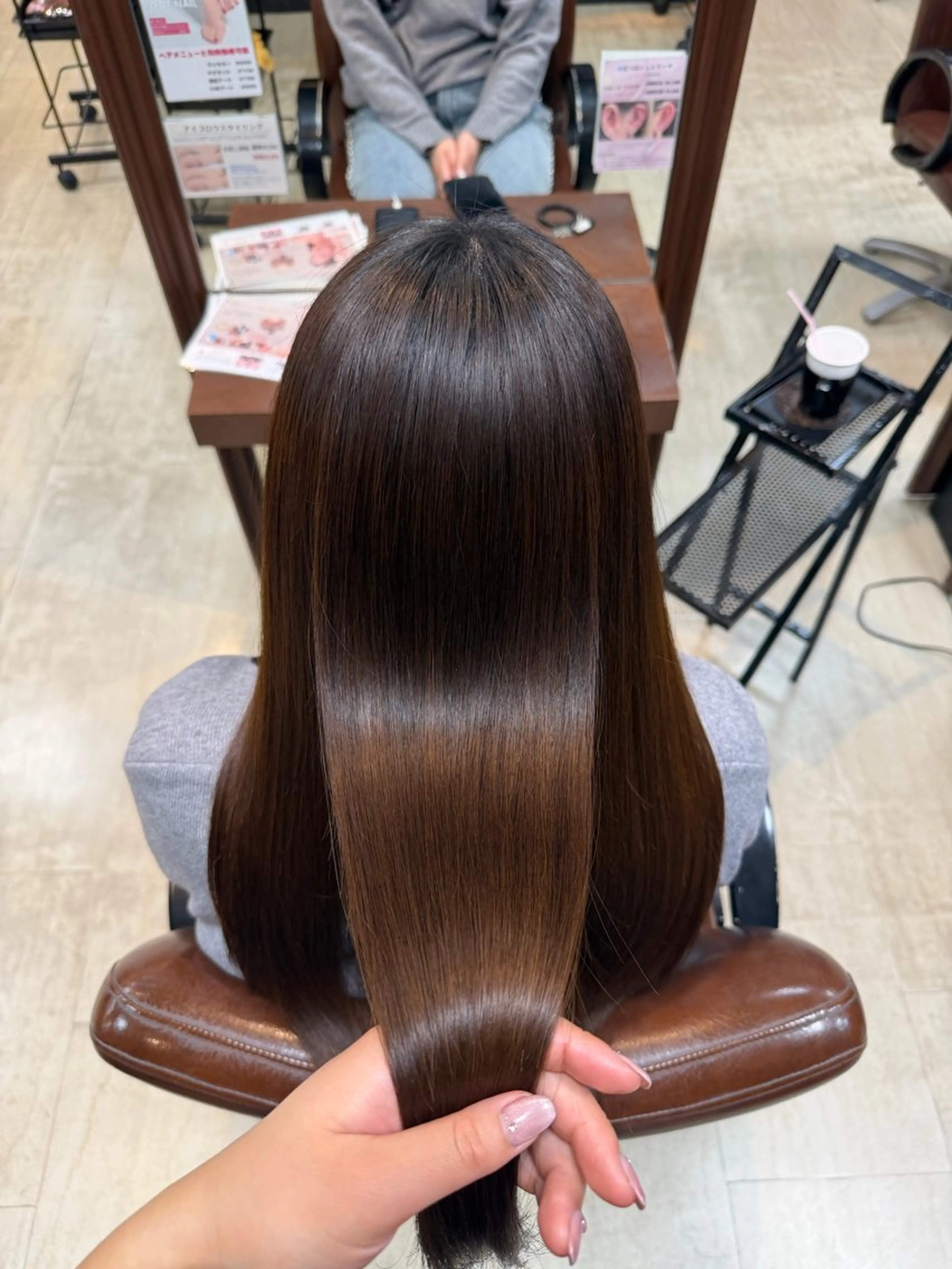 ロング 岸田 奈々／ 艶髪／トレンドカラーのヘアスタイル