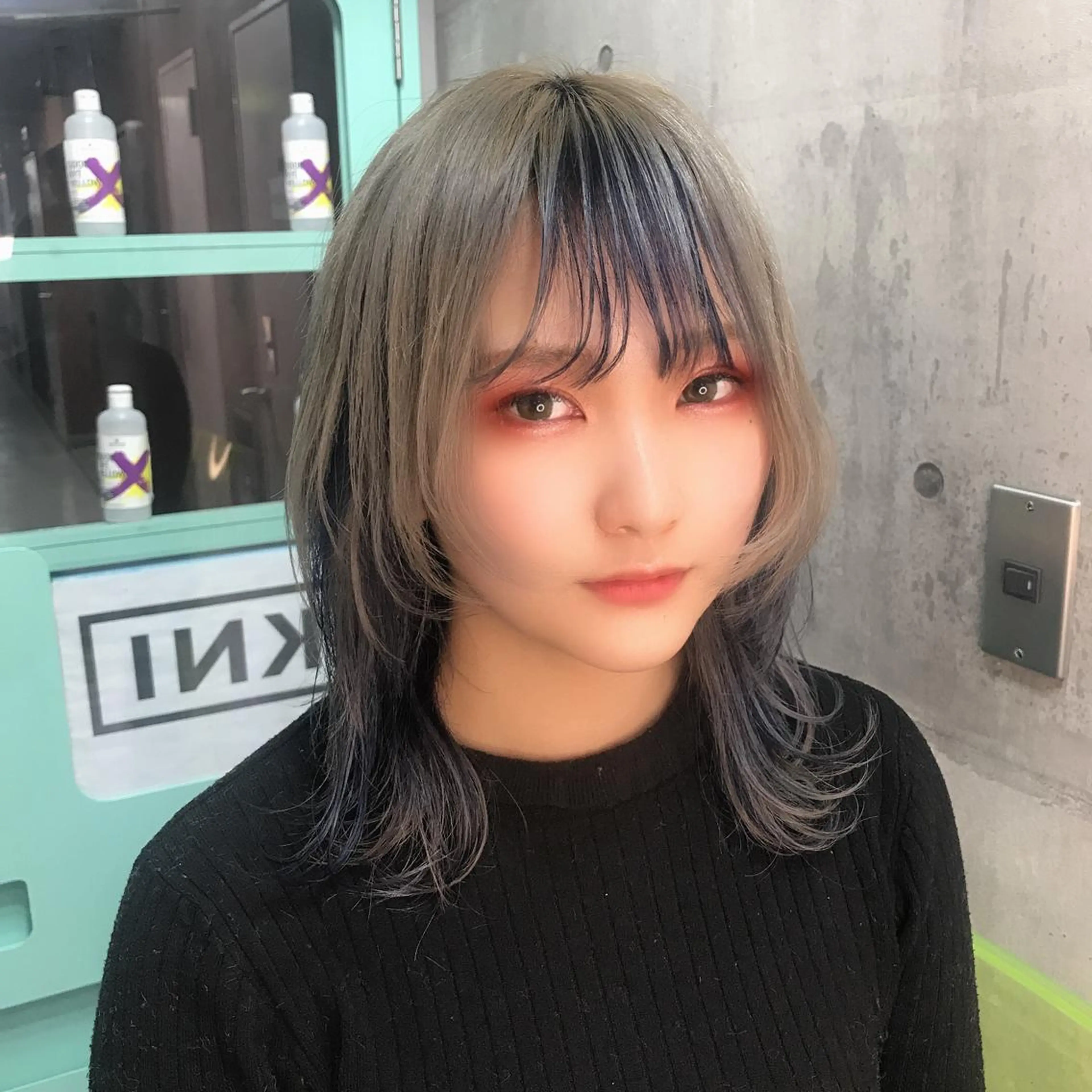 ミディアム カラー ネイビーカラー ウルフカット ホワイト&レイヤーカ ットエクステ長畠俊輔のヘアスタイル