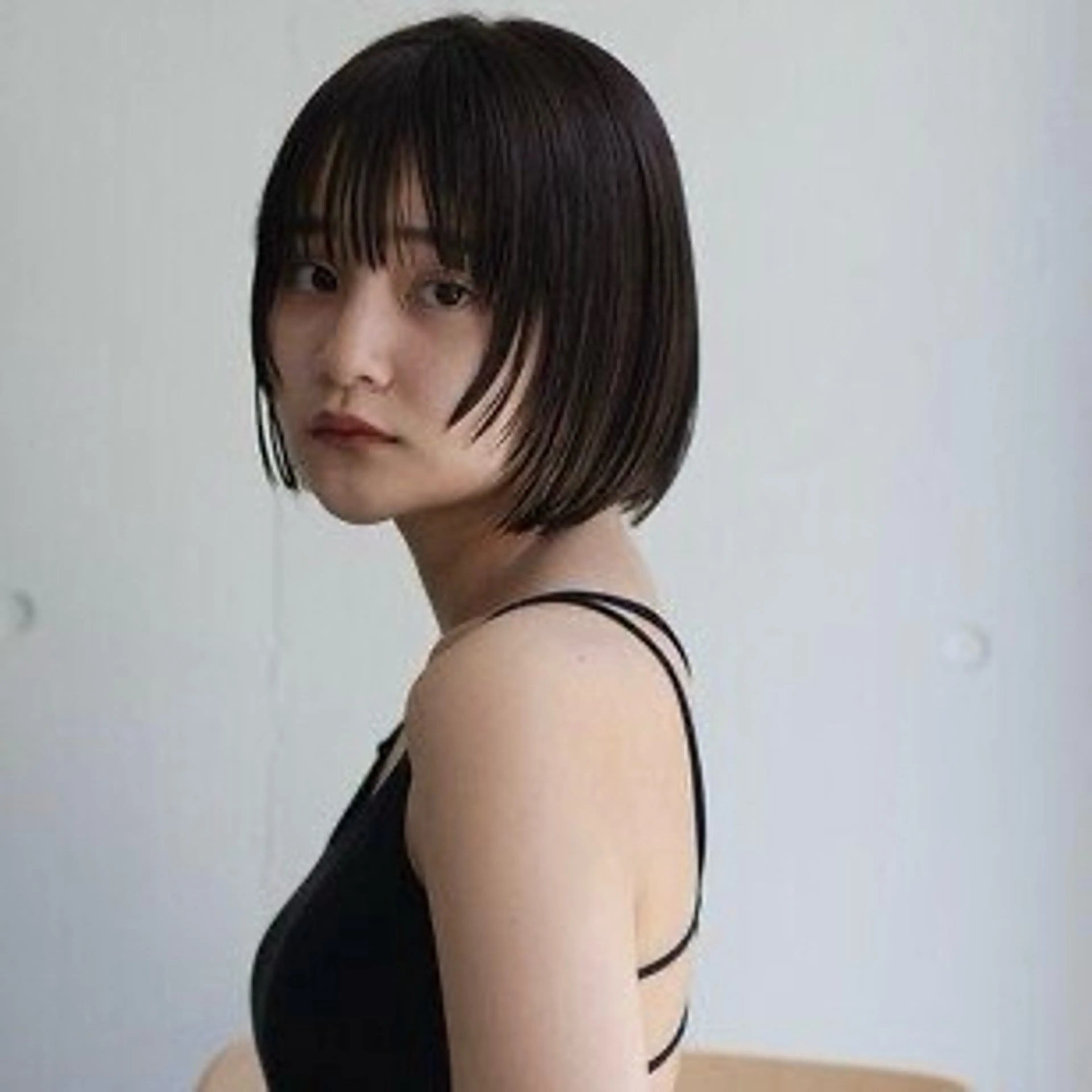 ショート ボブ mina / 透明感ベージュカラーのヘアスタイル