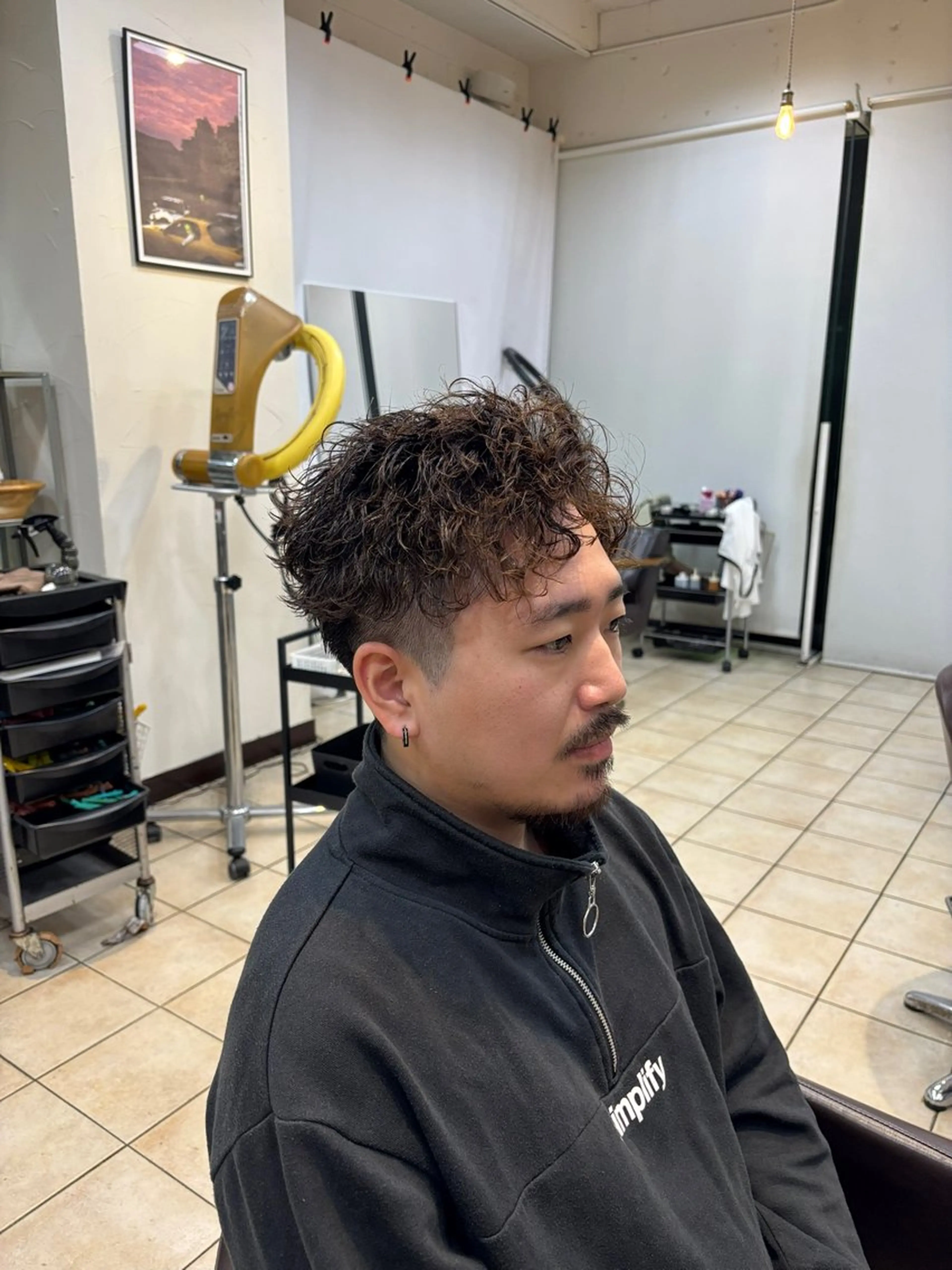 ショート パーマ メンズ メンズパーマ ツイストスパイラルパーマ スパイラルパーマ メンズカット関内 涼のヘアスタイル