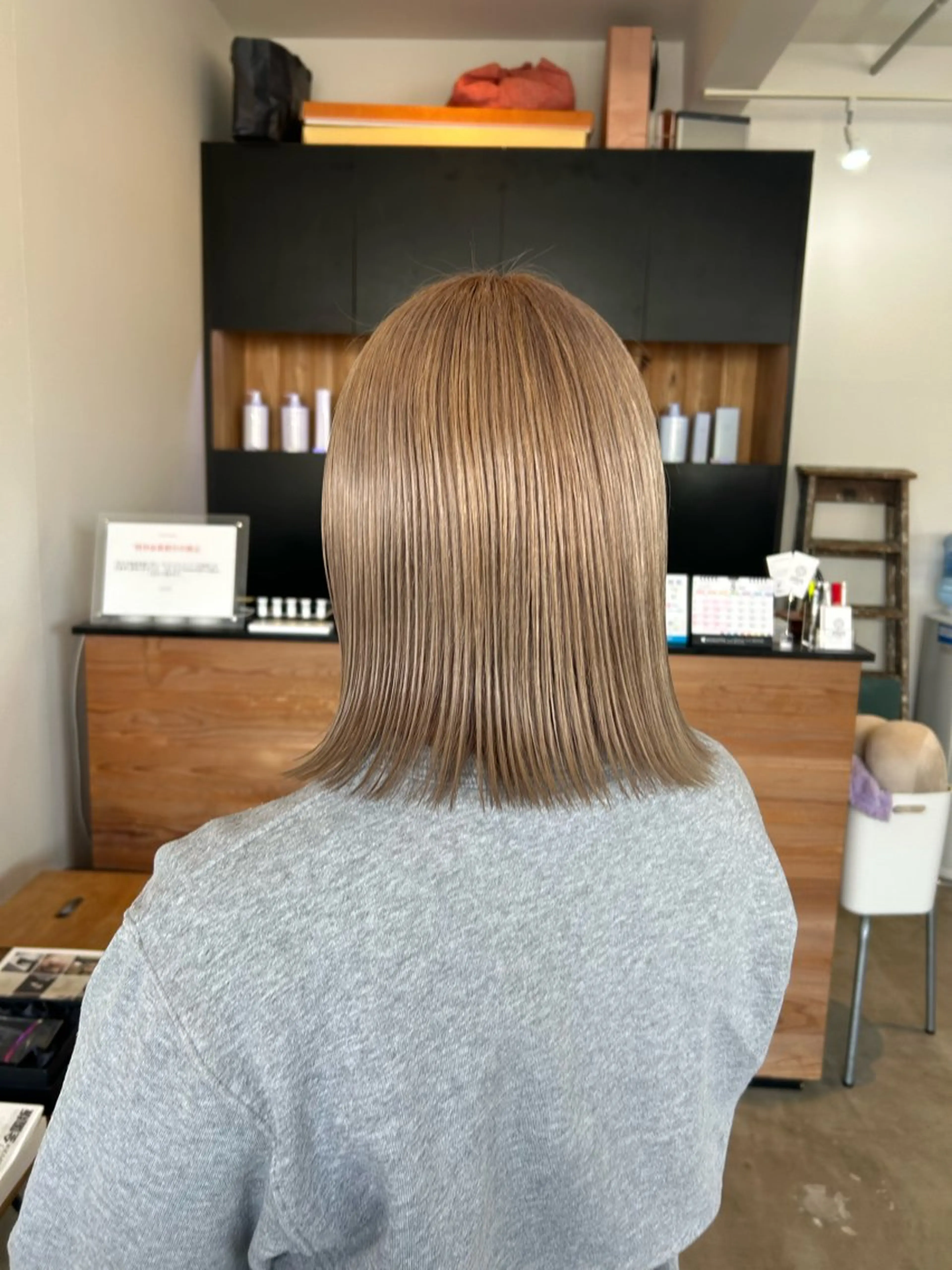 ミディアム カラー ベージュカラー シルバー シルバーベージュ カット ヘアカラー plus HAIR いずみのヘアスタイル