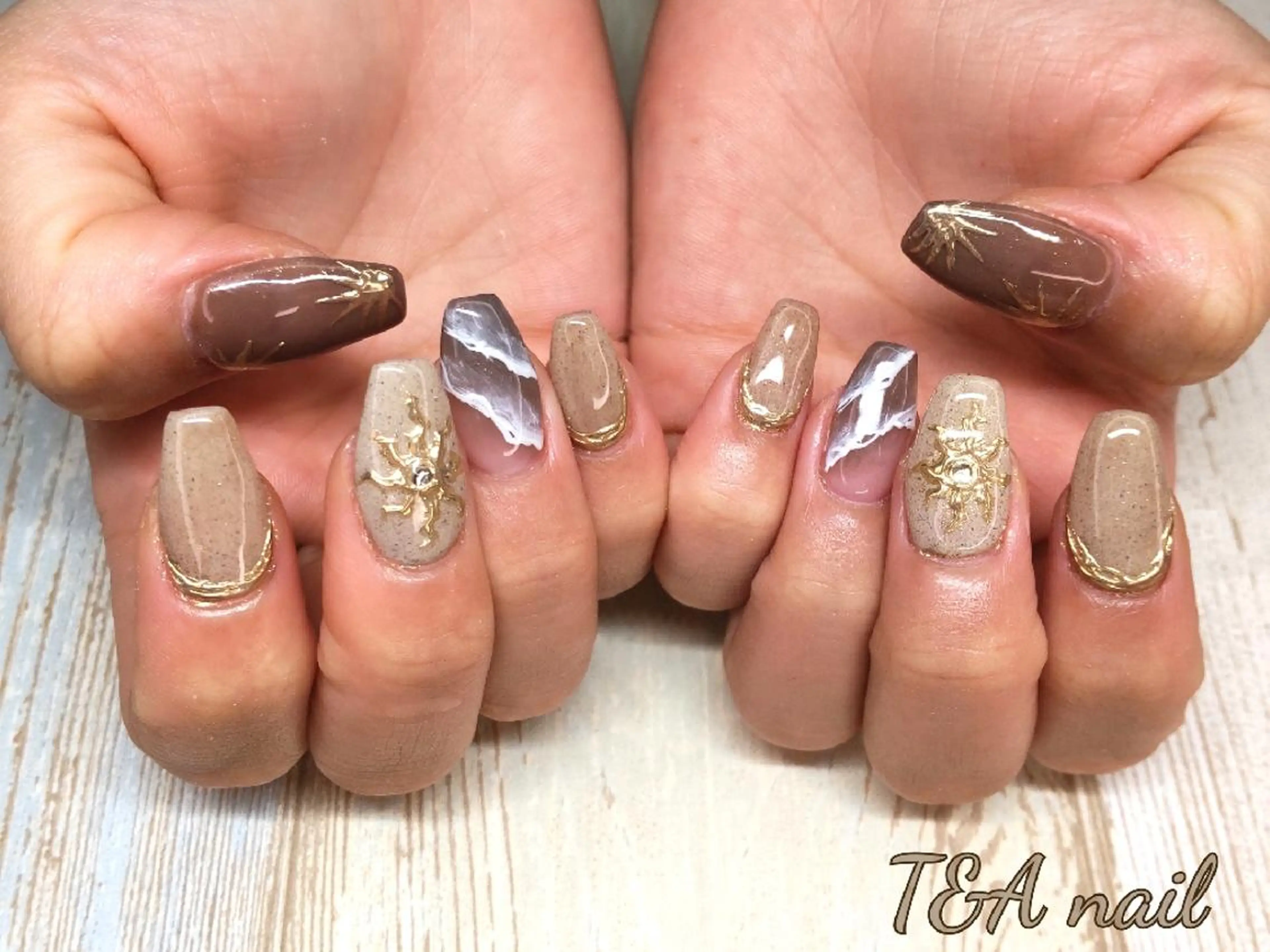 ミディアム ネイル 長さ出し ジェルネイル ゴールド ニュアンスネイル スカルプネイル ハンドネイル T&A nailのネイルデザイン