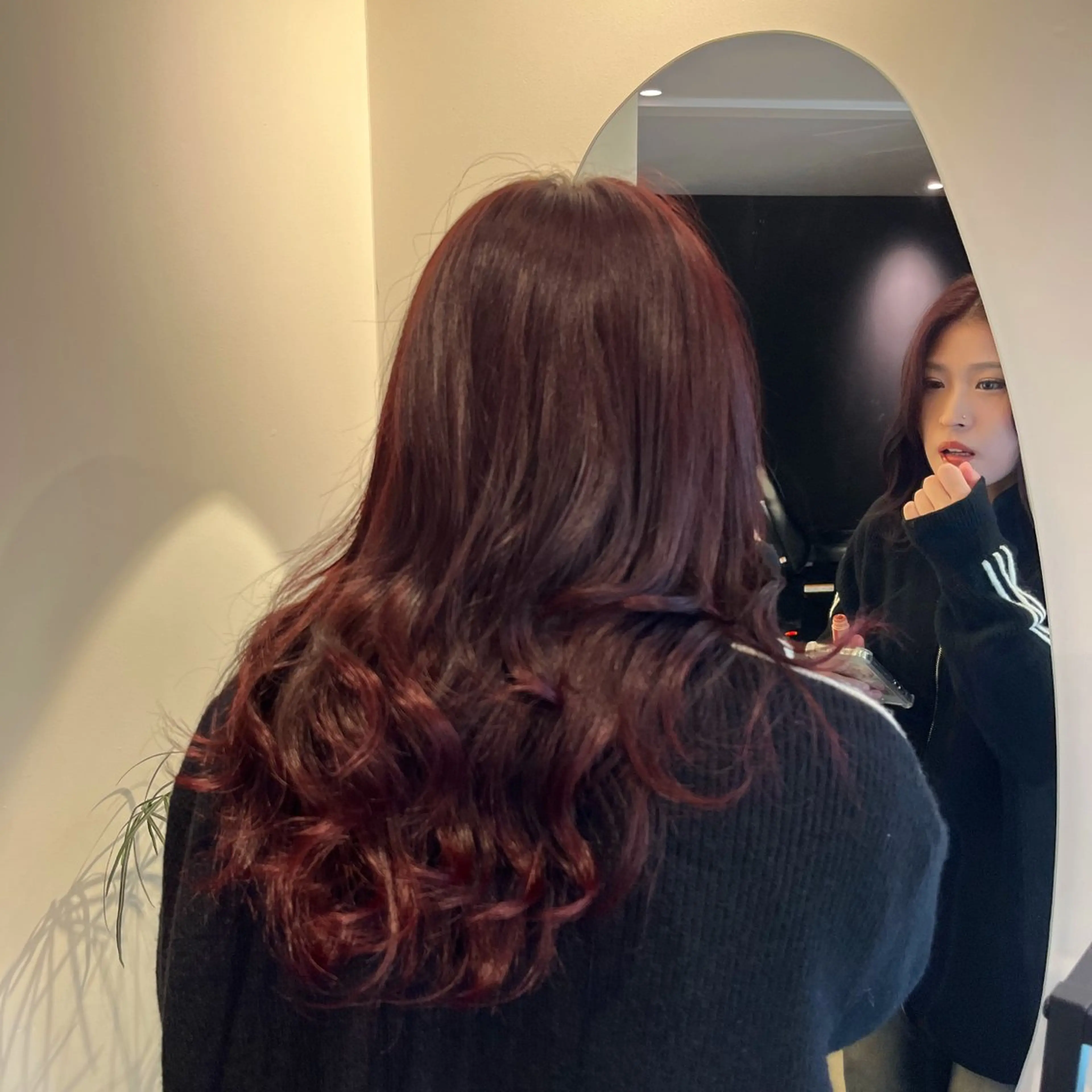 カラー ブリーチ ボルドーカラー ブリーチなしカラー 本木下朋花/髪質 改善×ダブルカラーのヘアスタイル