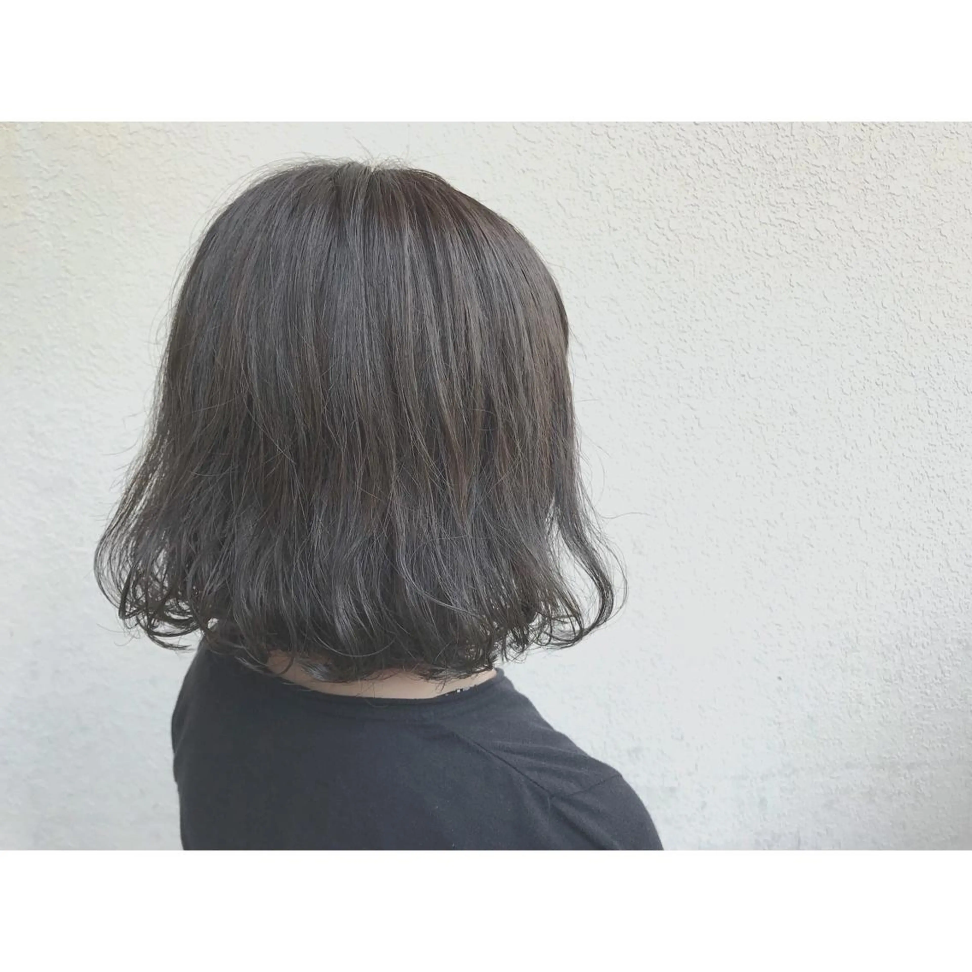 ミディアム カラー 切りっぱなしボブ アッシュ アッシュグレー ブルーカラー ブルージュ なかにし まゆみのヘアスタイル