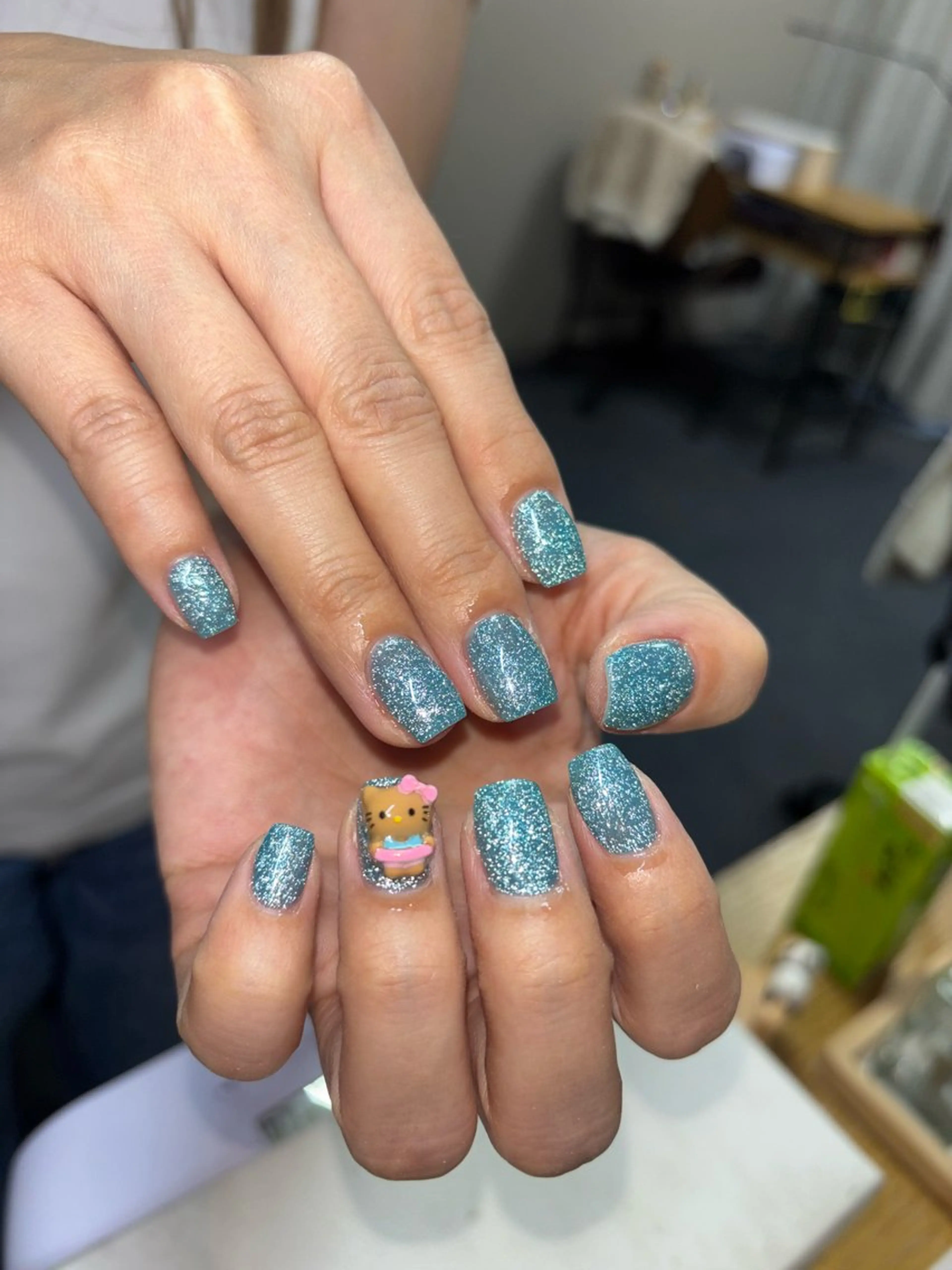 ネイル フラッシュネイル グリーン キラキラネイル ワンカラーネイル 夏ネイル ハンドネイル ハンドケア 🎀NAIL🎀 AI🪄︎︎◝✩のネイルデザイン