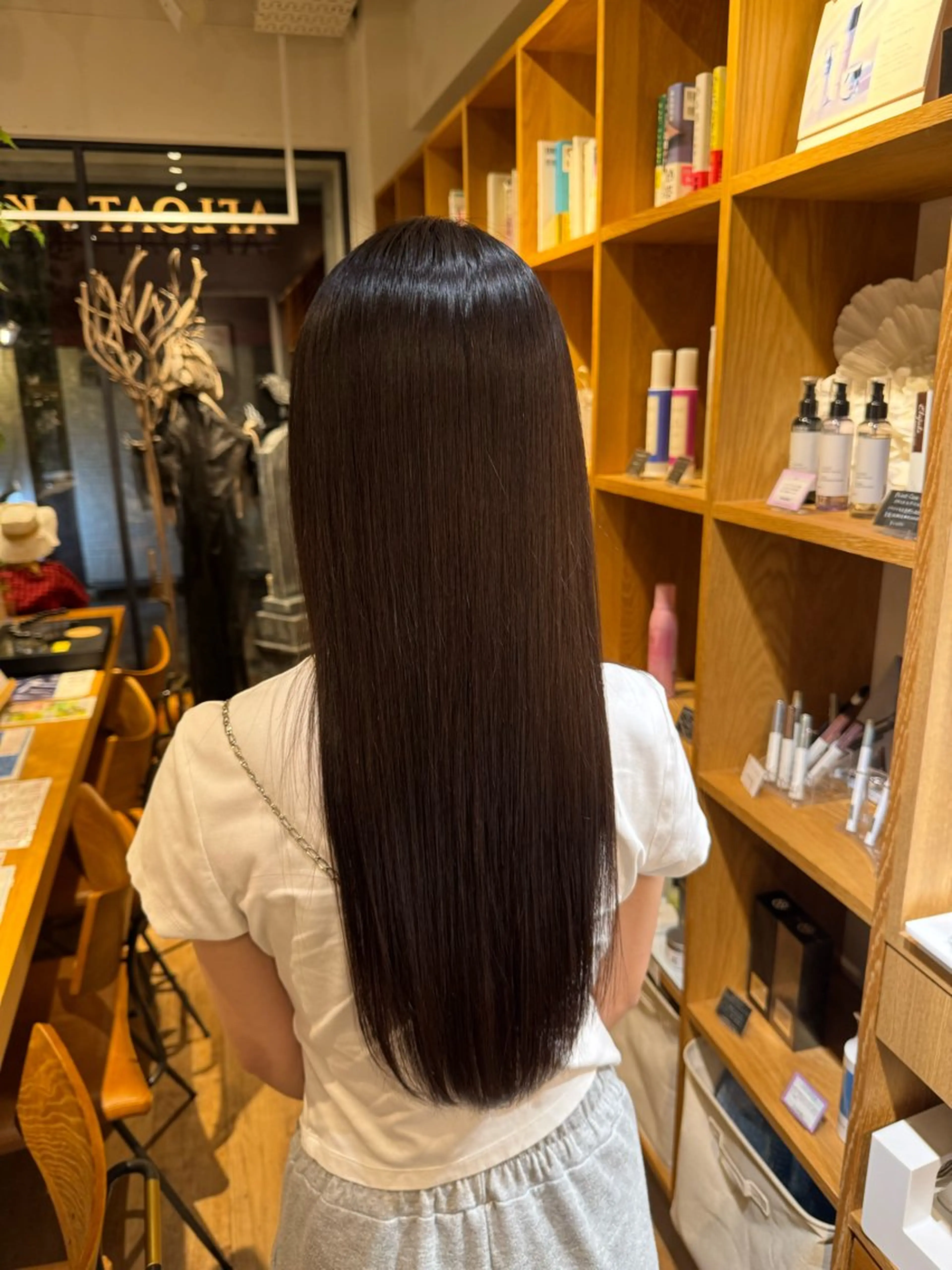 セミロング カット 縮毛矯正 トリートメント afloatkobe所属・美髪/髪質改善 川口凌弥のヘアスタイル