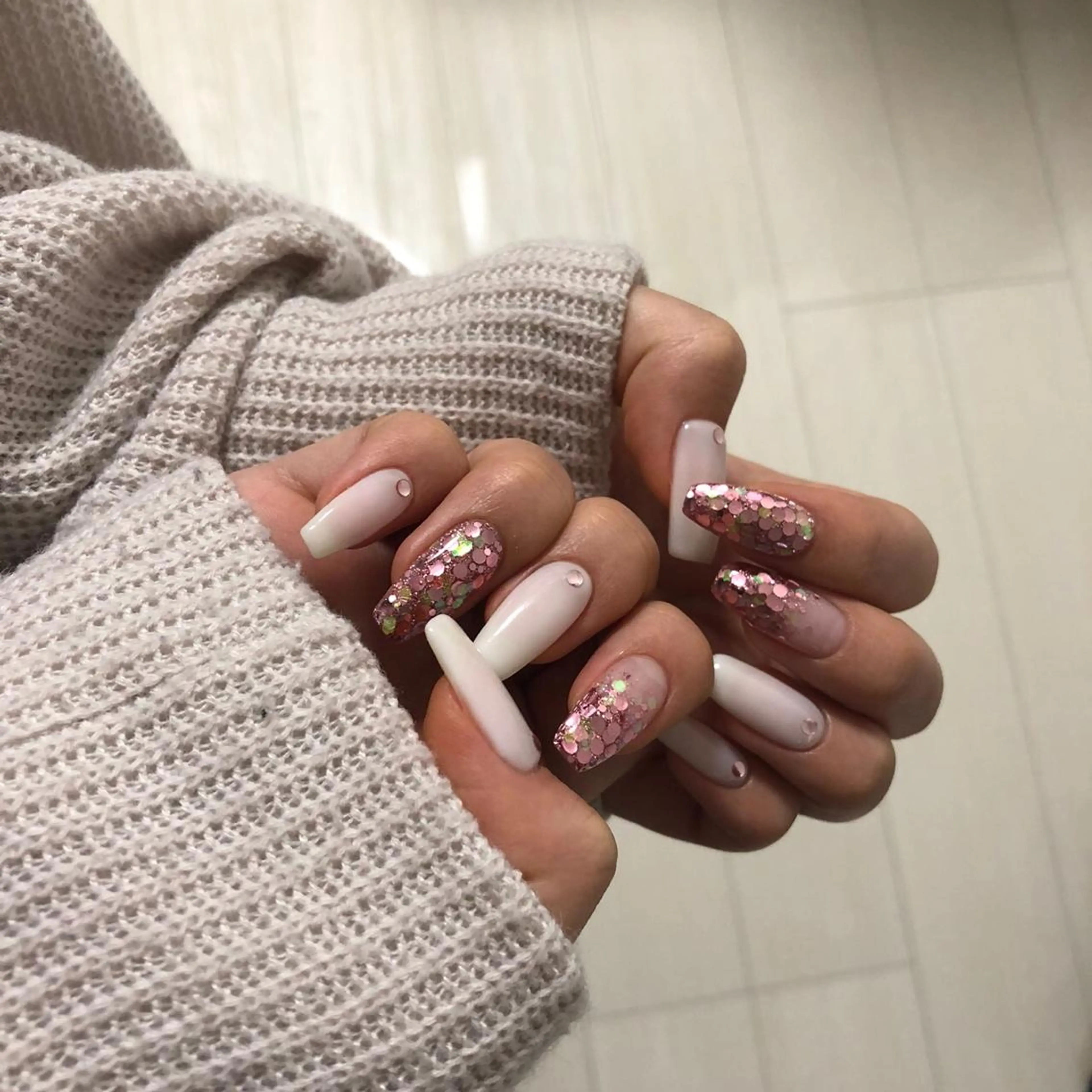 ネイル ピンク アンドルーチェ スクールの眉毛・アイブロウイメージ