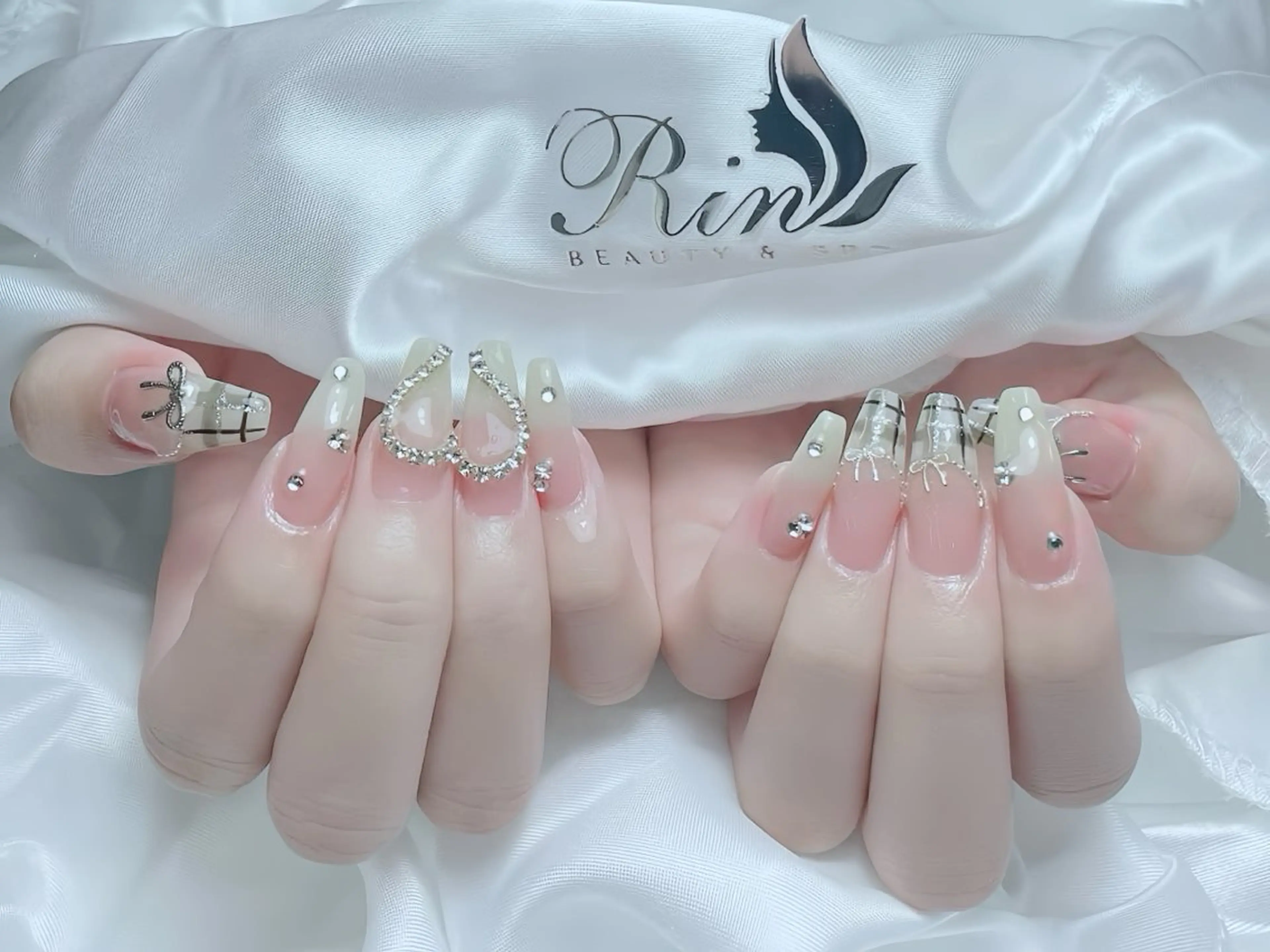 ネイル アニマル柄 ボルドー ブラウン チークネイル フレンチネイル Rin Nail 新大久保店のネイルデザイン