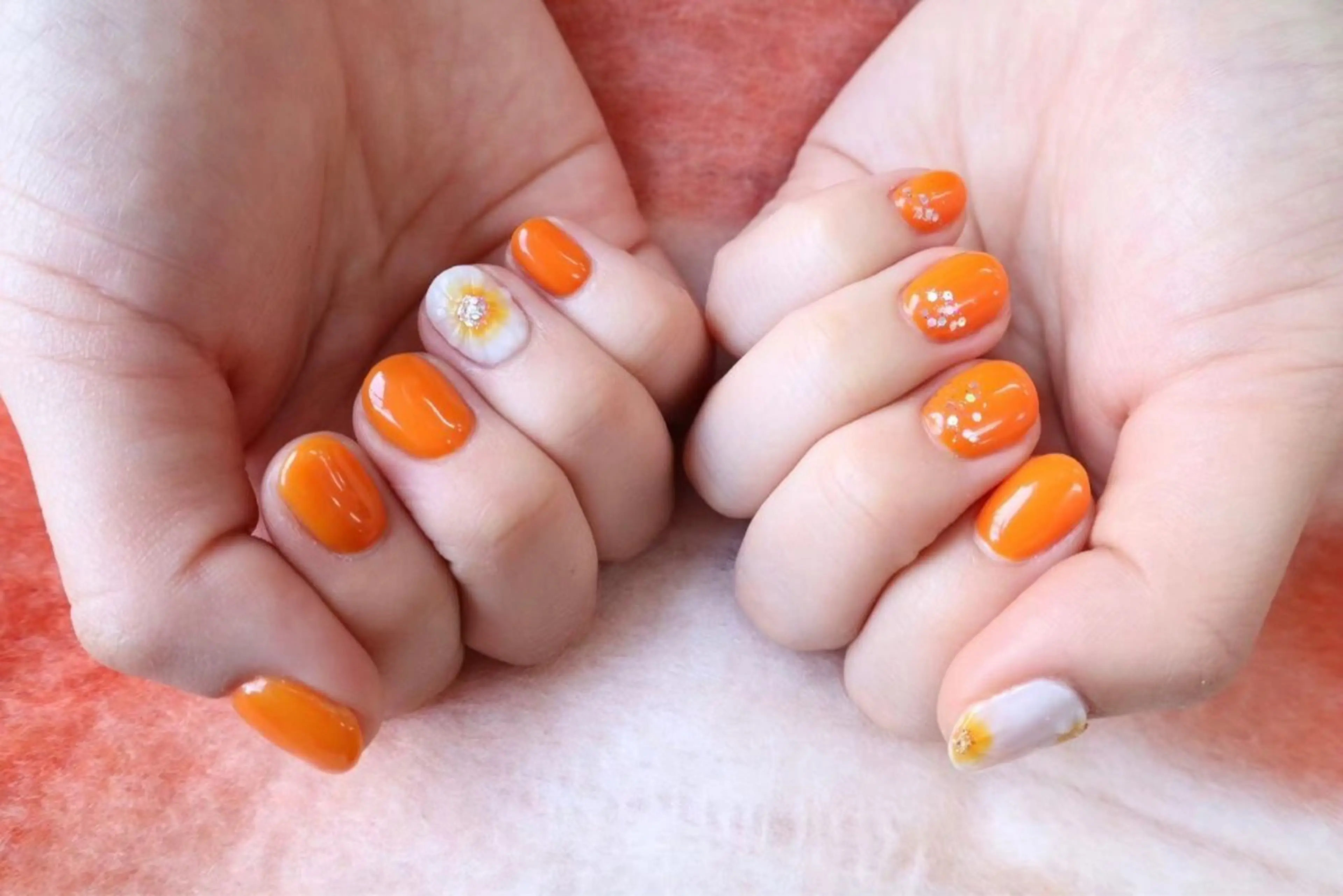 ネイル オレンジ ぷっくりネイル ホワイト カラーズビューティサロン所属・ツノスエアヤカ ／つののネイルデザイン