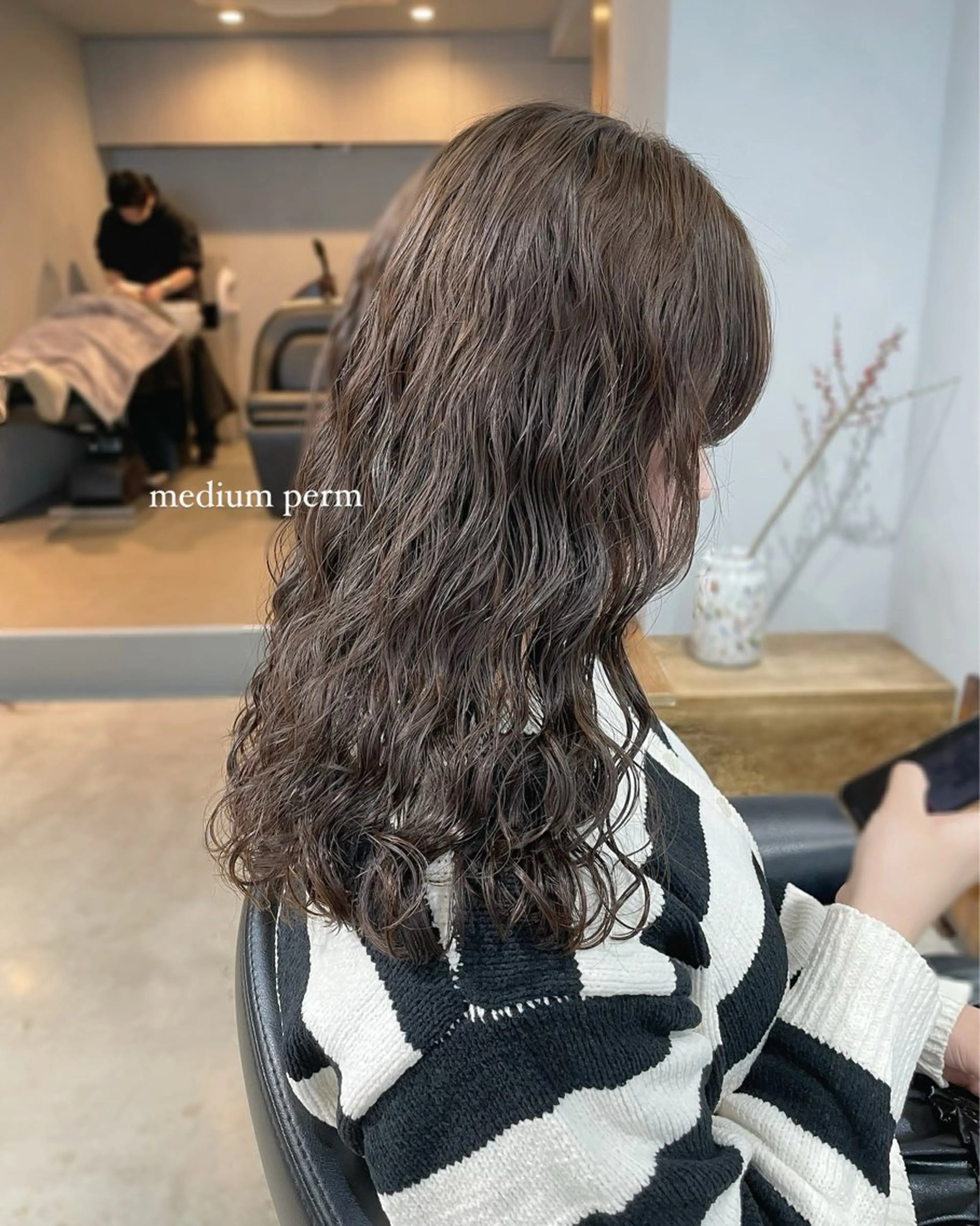 ミディアム カラー パーマ ミディアムパーマ ブリーチ 髪質改善 縮毛矯正 カット ヘアカラー パーマ トリートメント 【arc】Ruri コテ巻き風パーマのヘアスタイル