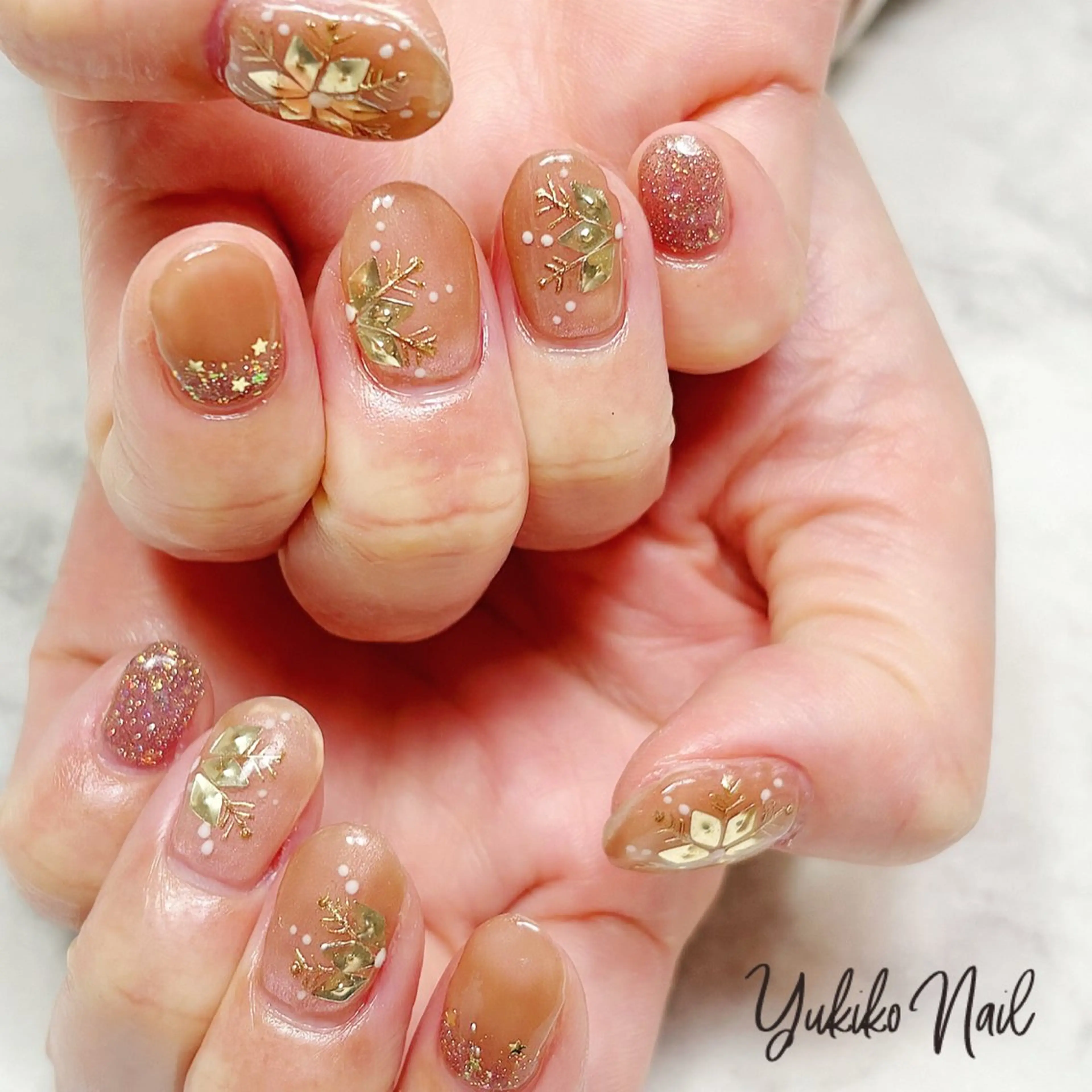 ネイル ホログラムネイル ミラーネイル ピンク ピンクベージュ 冬ネイル ハンドネイル ユキコ ネイルのネイルデザイン