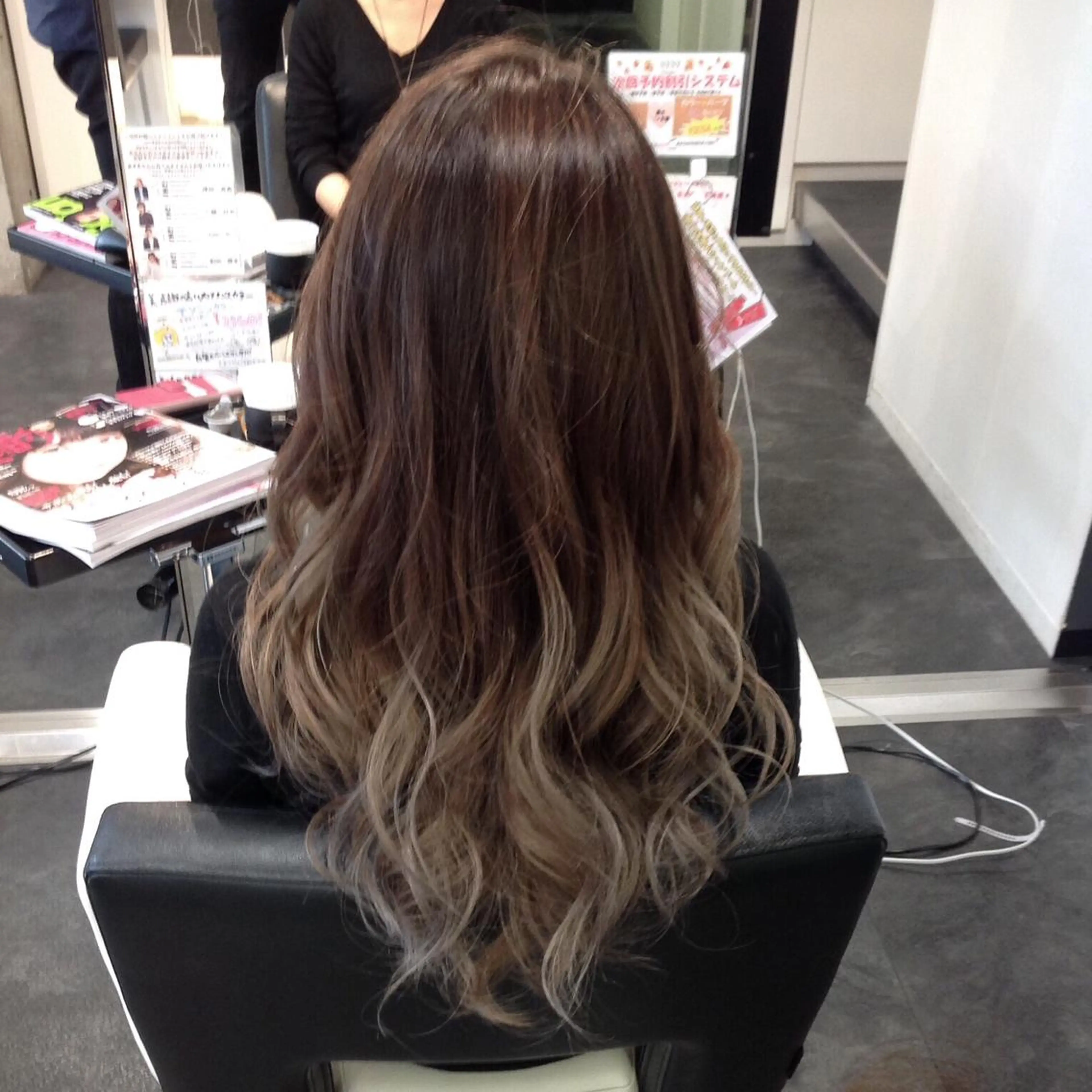 セミロング カラー アッシュ バレイヤージュ グラデーションカラー イルミナカラー レイヤーカット AMI Hair  supply所属・髪質改善カラー 韓国風レイヤーのヘアスタイル