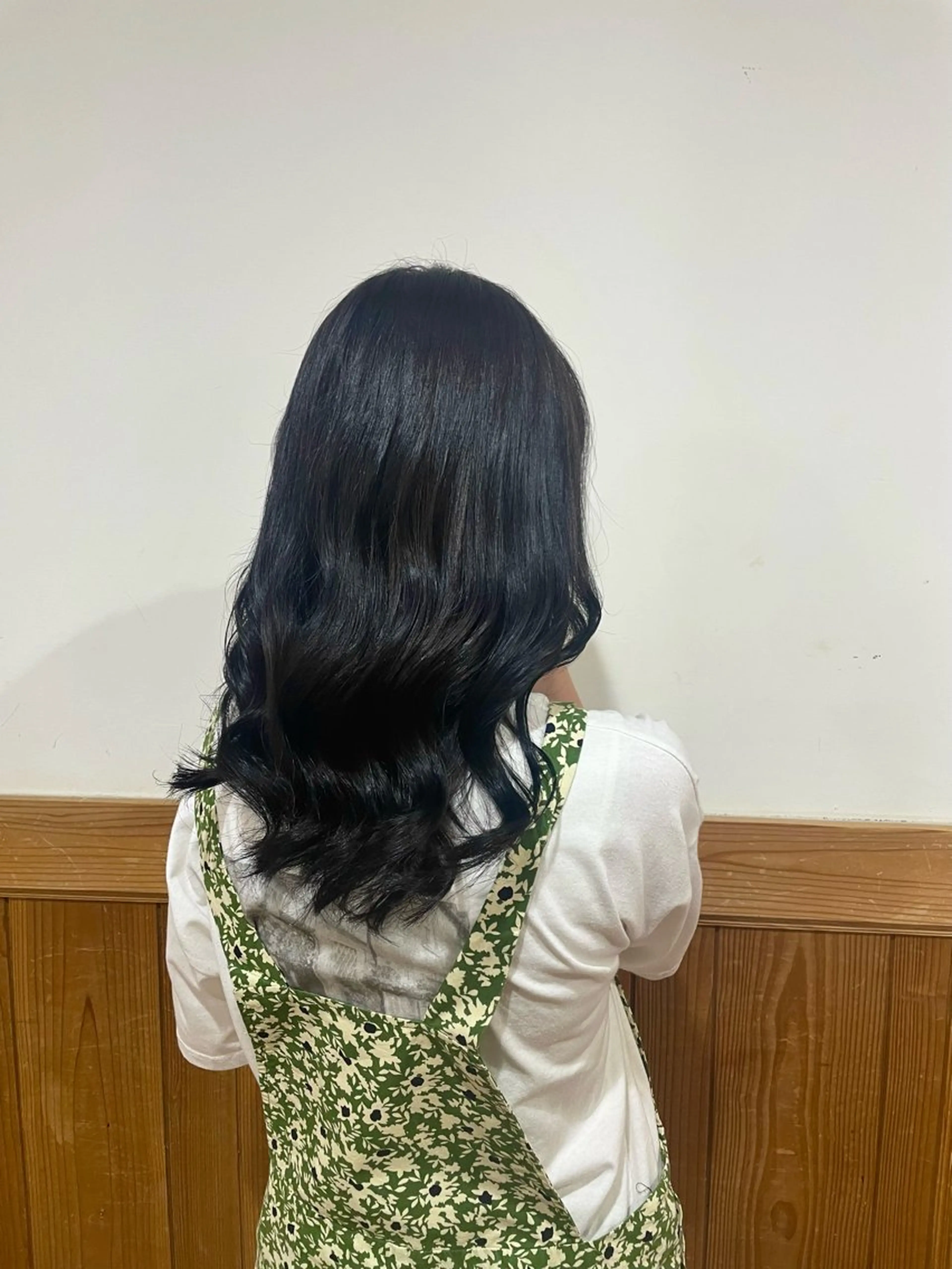 セミロング カラー 黒髪 ブルーカラー ブルーブラック 野澤 優乃のヘアスタイル