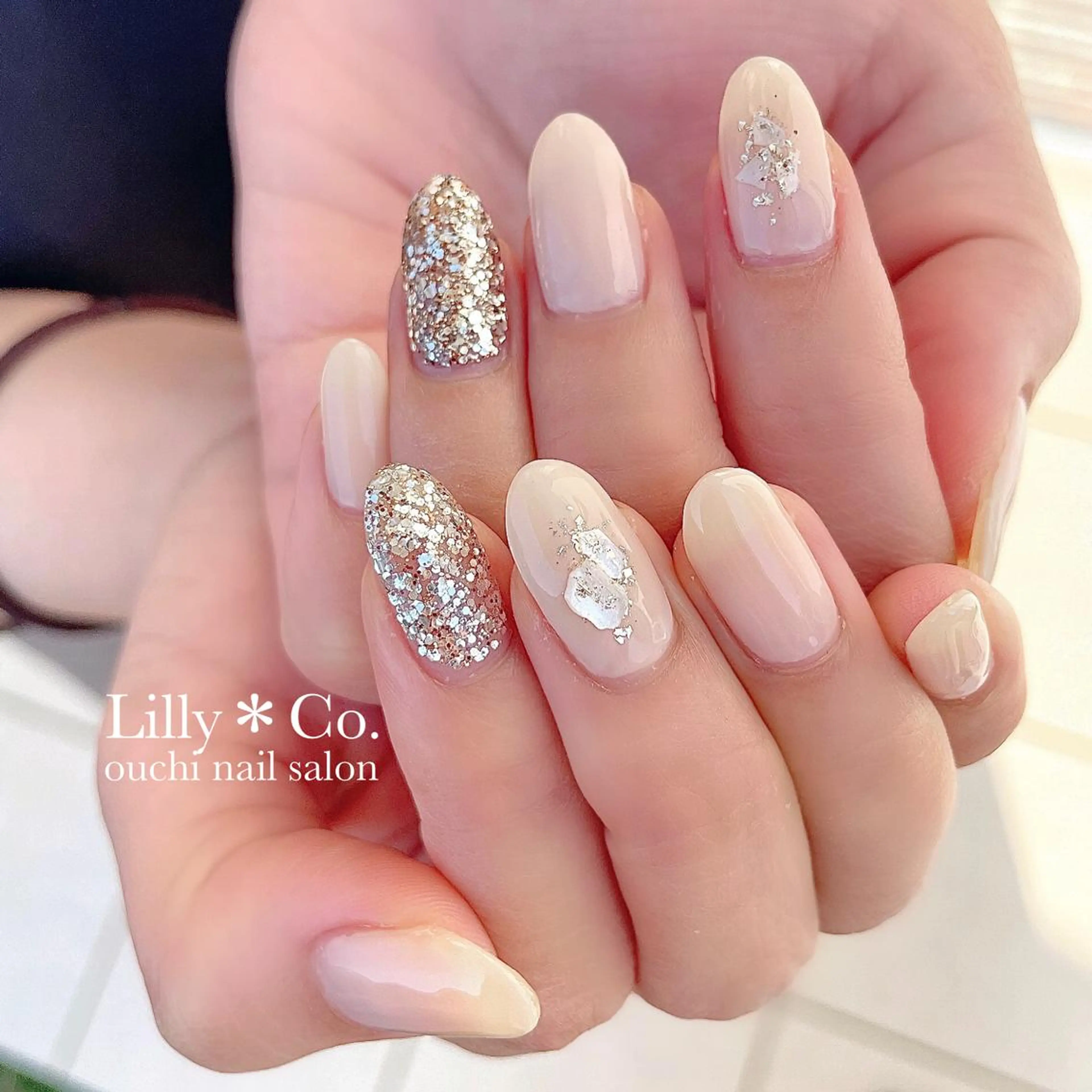 ネイル ゴールド ラメ(グリッター) シルバー ホワイト ハンドネイル ハンドケア Lilly Co.のネイルデザイン