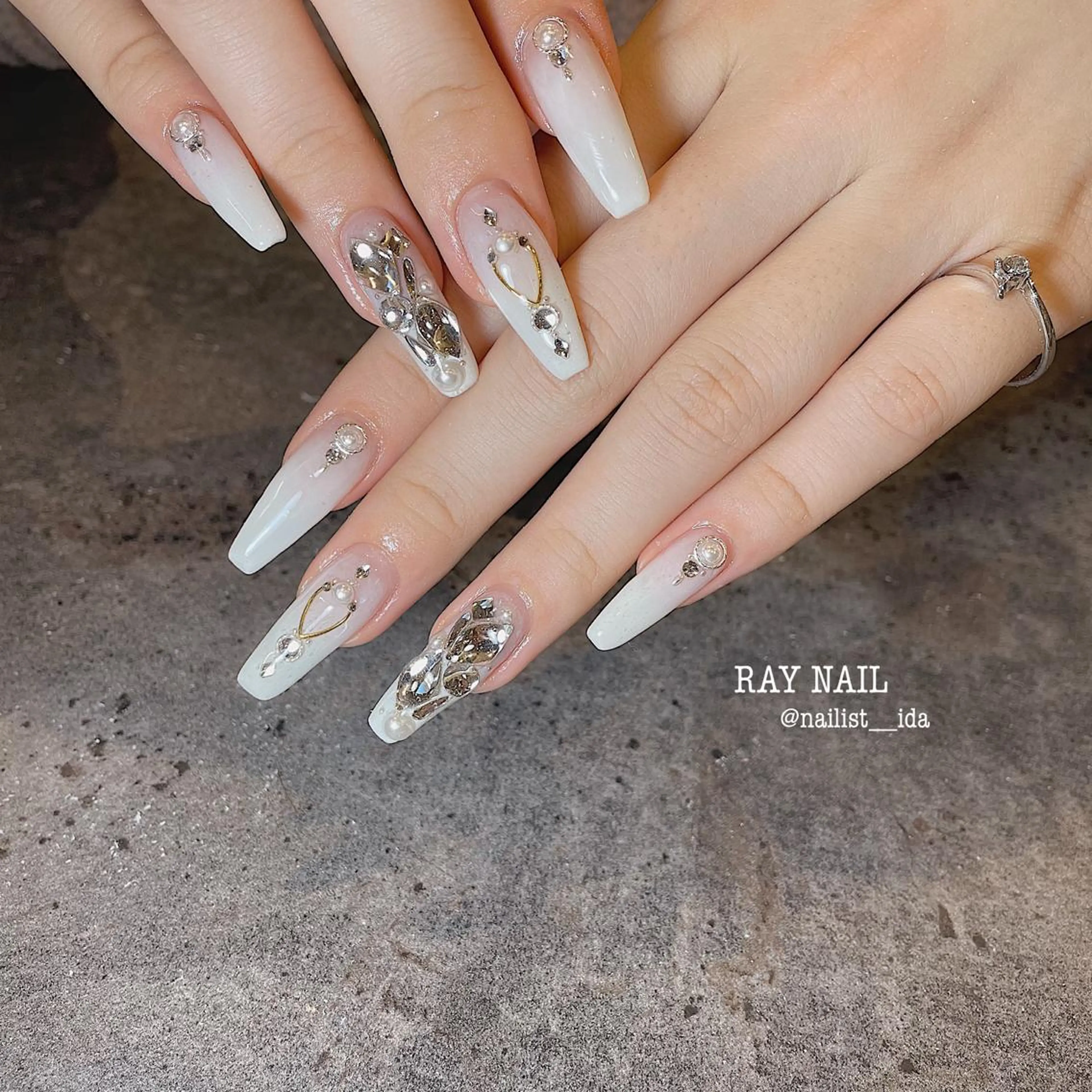 ネイル 成人式 ホワイト Arowa 伊田のネイルデザイン