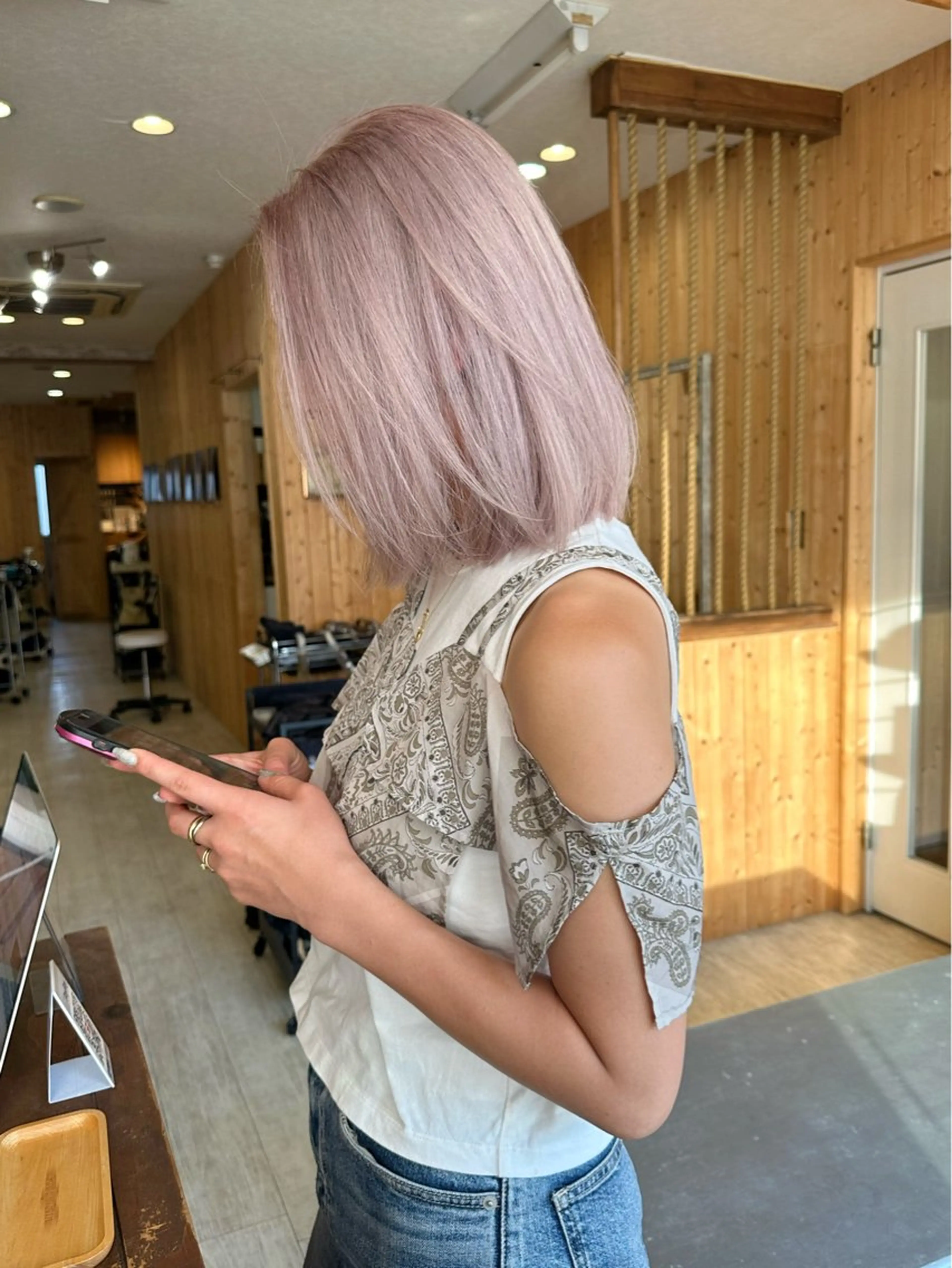 ミディアム カット ヘアカラー 韓国レイヤー外国人風 透明感カラー髪質改善のヘアスタイル