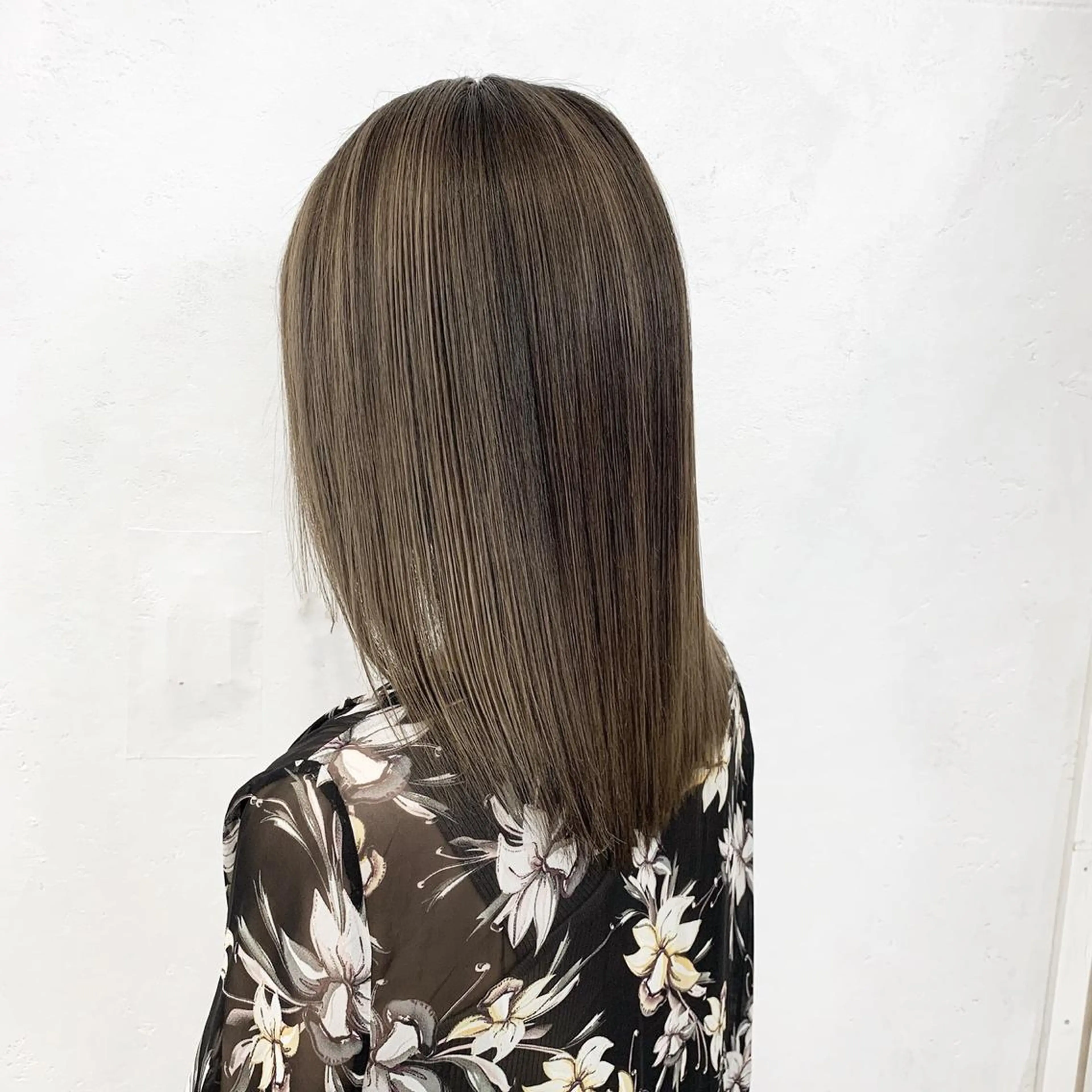 セミロング カラー ヘアアレンジ グレージュ ハイライトカラー ハイライト ヘアカラー TATSUYA アートディレクターのヘアスタイル