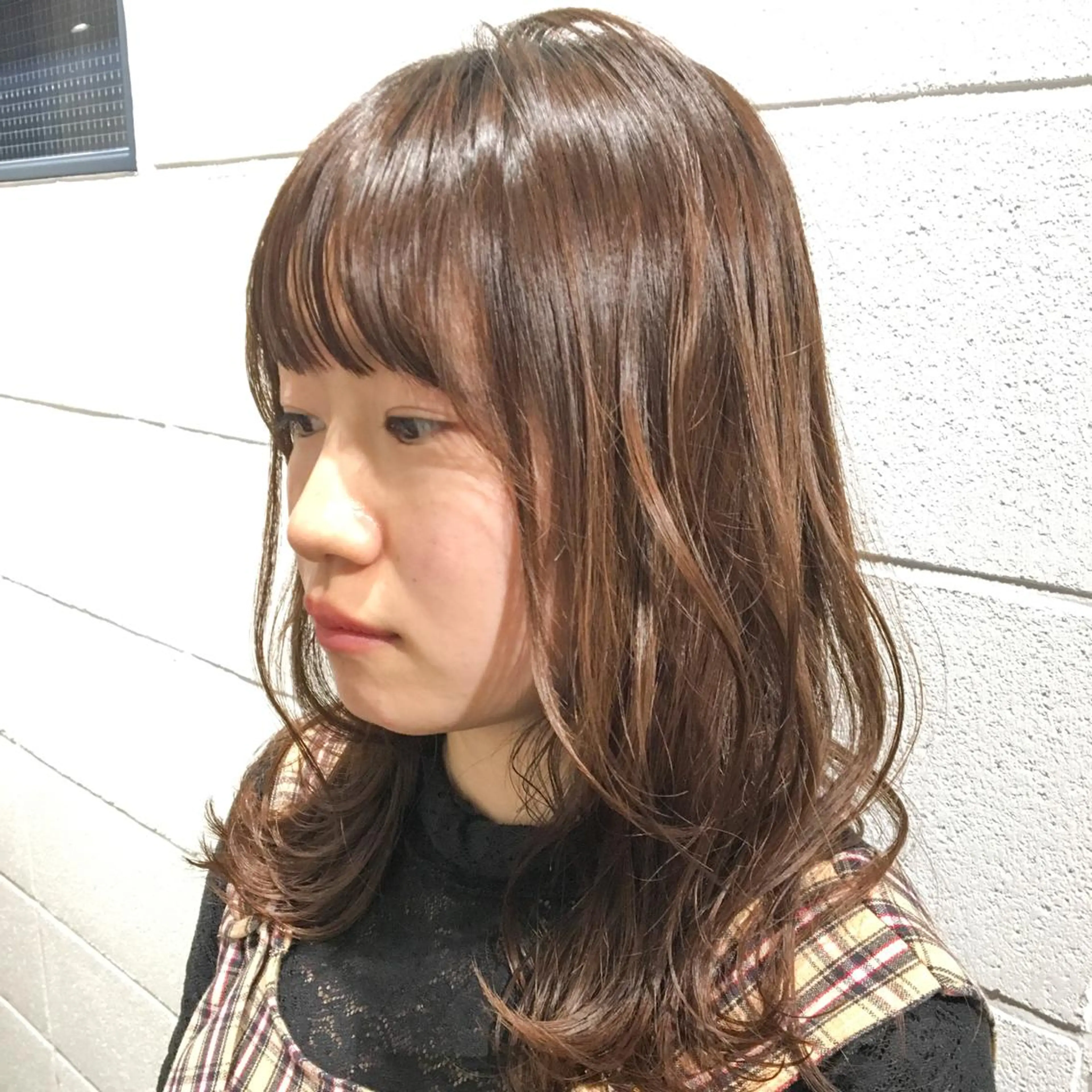 ミディアム カラー パーマ ミディアムパーマ 顔周りカット レイヤーカット 外ハネヘア tender所属・tender KOZONOのヘアスタイル