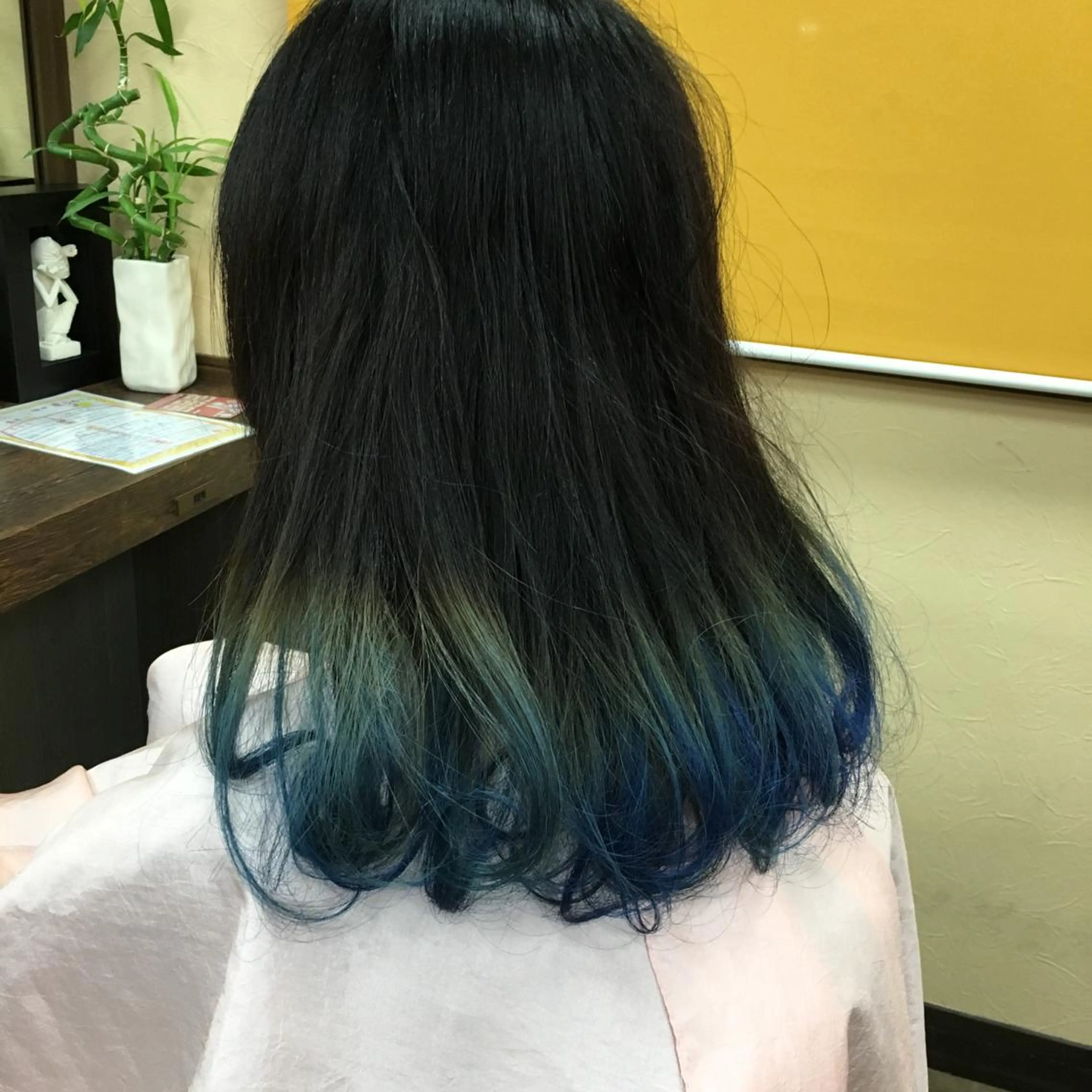 セミロング カラー ブルーカラー グラデーションカラー ハイライトカラー ハイライト 4-rest garden （フォーレストガーデン）所属・金井 直樹のヘアスタイル