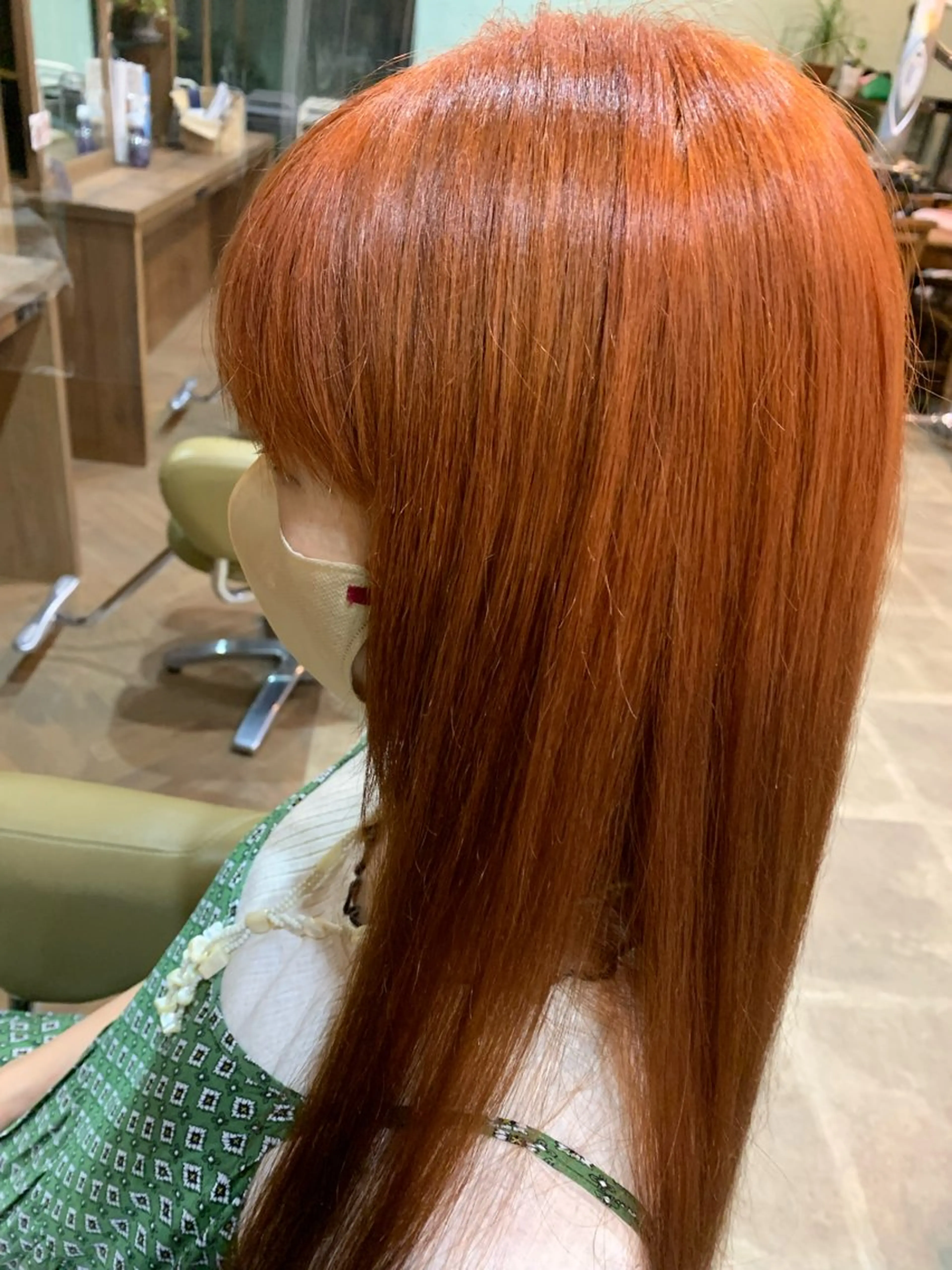 カラー ブリーチ オレンジ 礒谷 夏帆のヘアスタイル