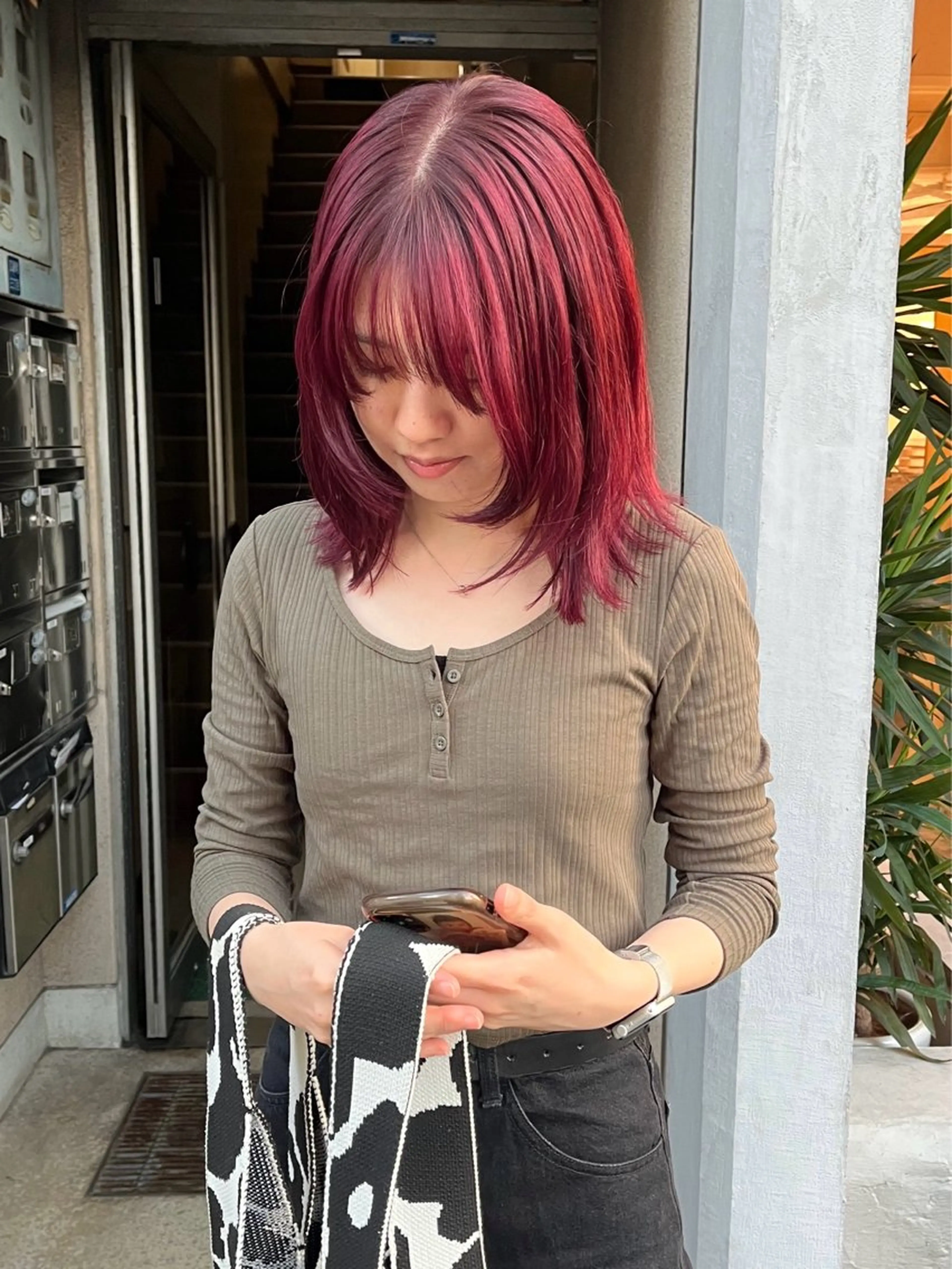 ミディアム カラー ミディアムレイヤー レッドカラー レイヤーカット カット ヘアカラー トリートメント iru所属・レイヤーカット/ ハイトーン/mikiのヘアスタイル