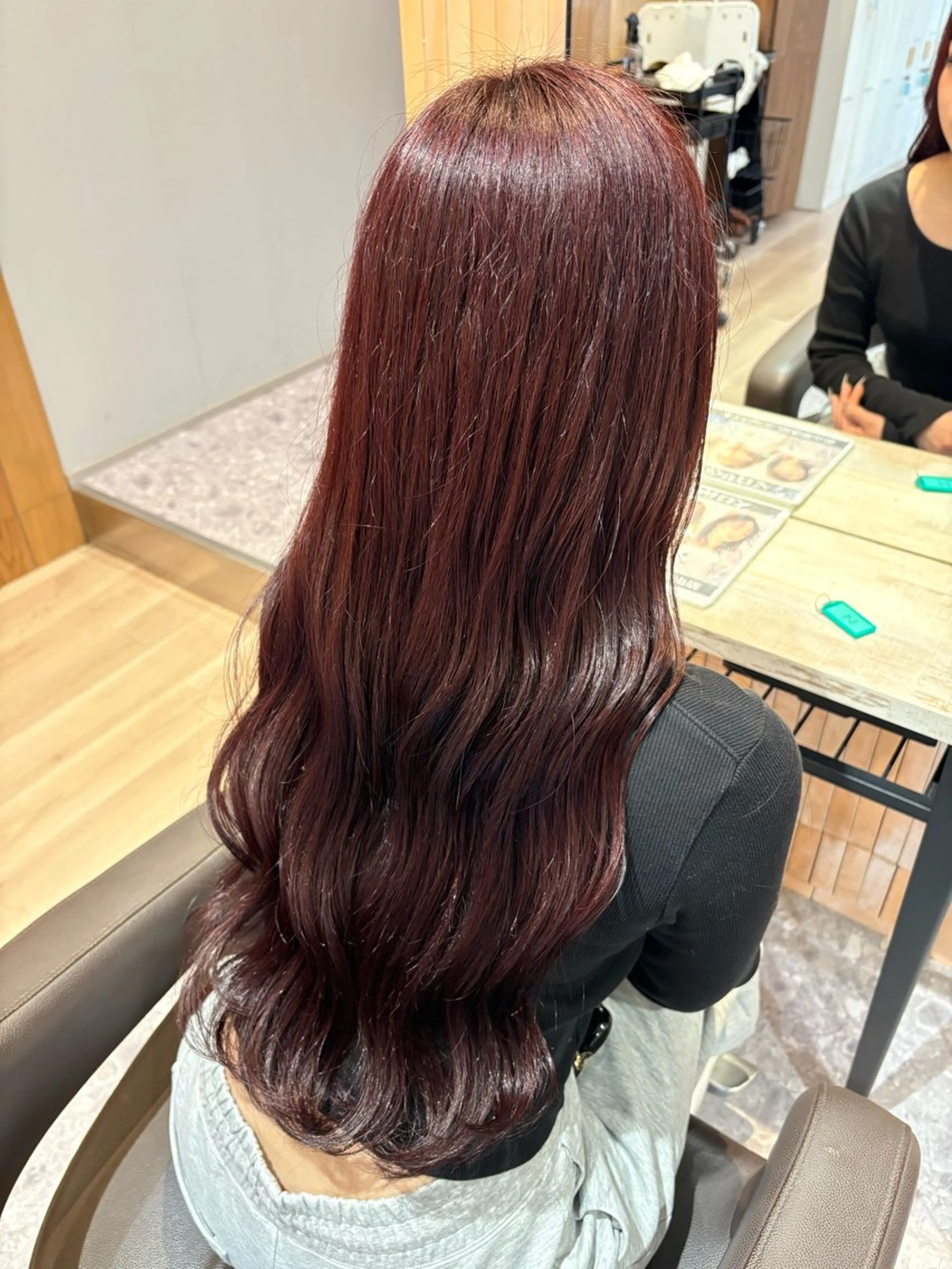 ロング カット ヘアカラー 岡本 彩香のヘアスタイル