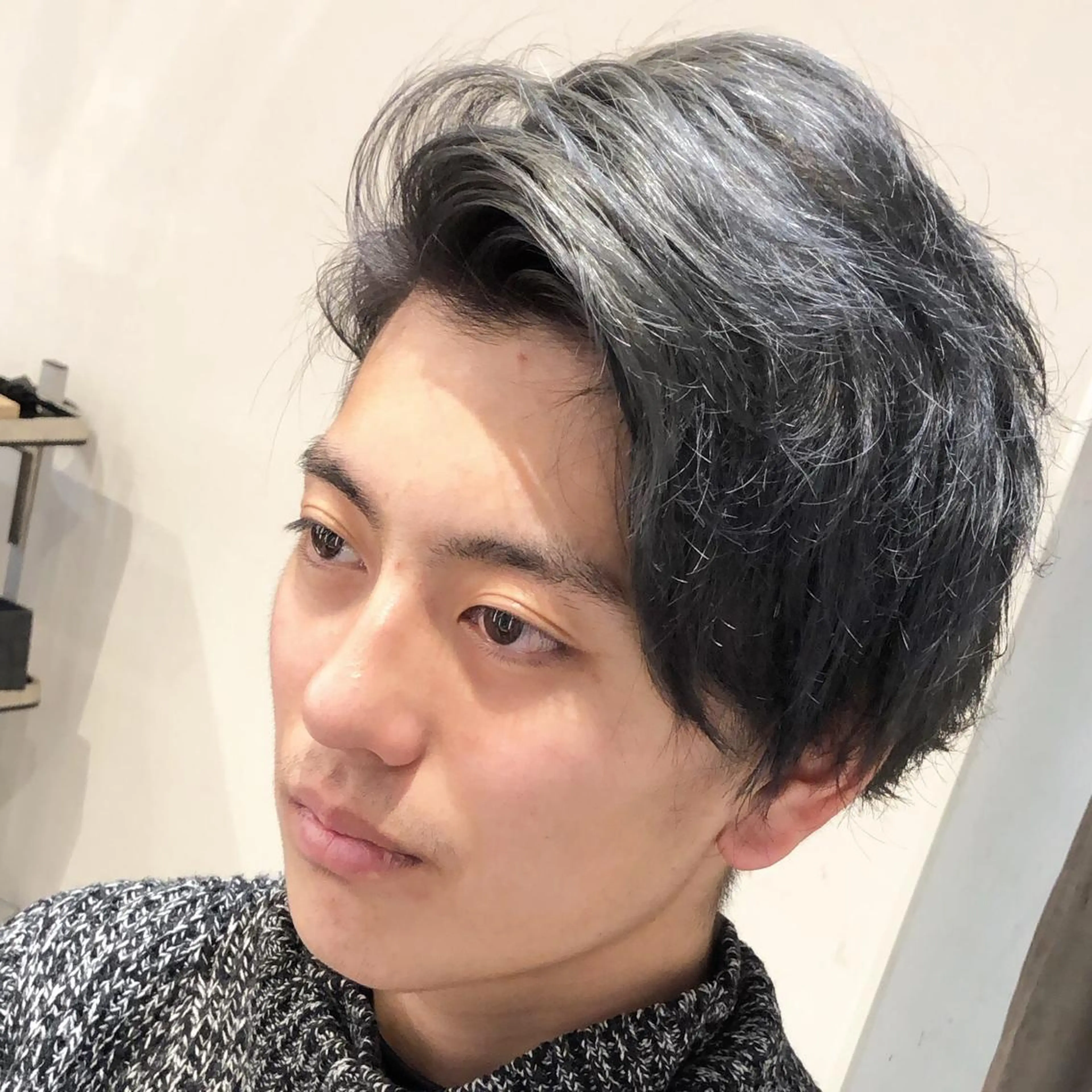 ミディアム カラー メンズ メンズハイライト デザインカラー ダブルカラー グレージュ ハイライトカラー メンズヘア特化 崎田 成人のヘアスタイル