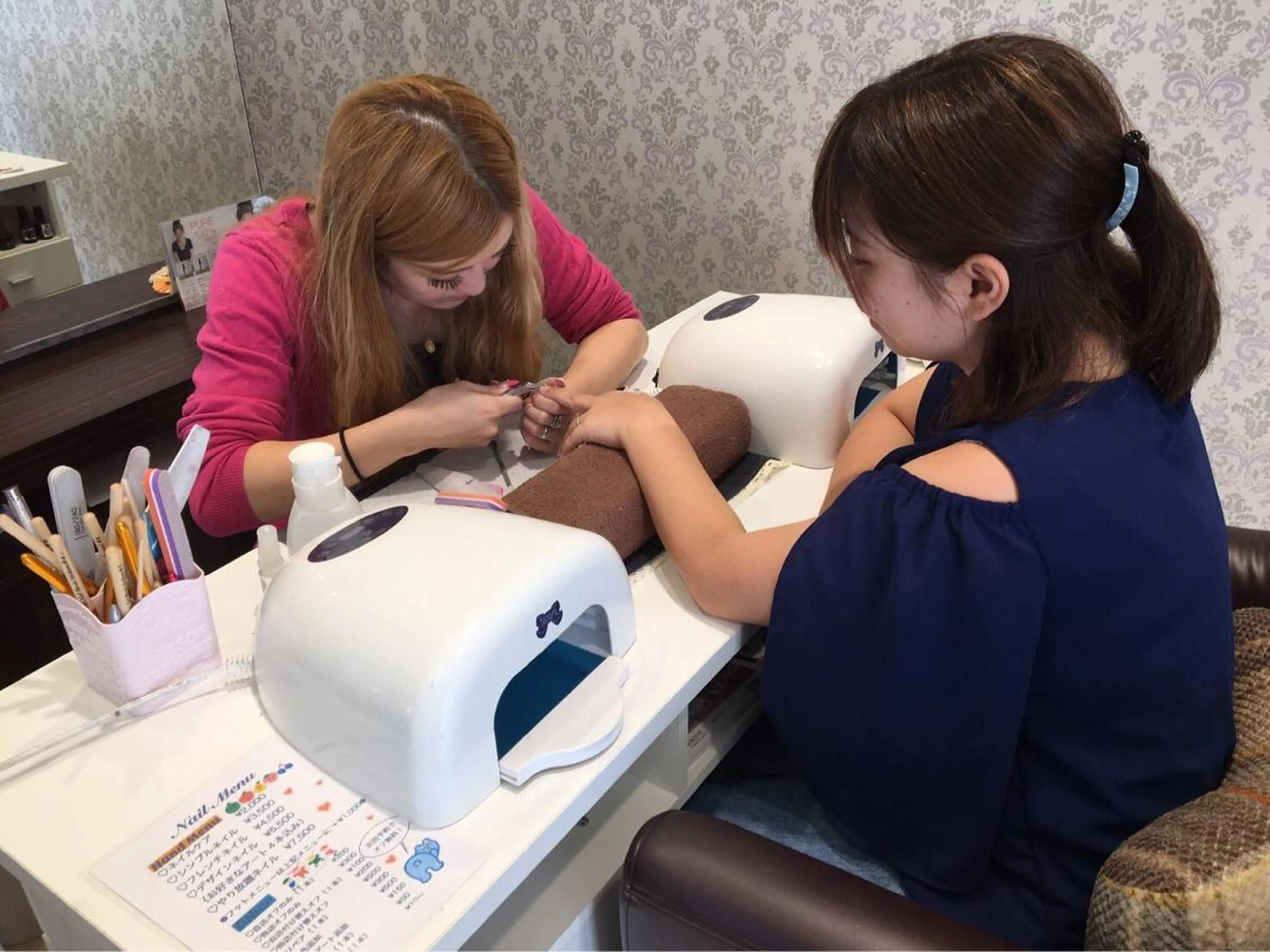 ネイル 赤色 米倉 群のヘアスタイル